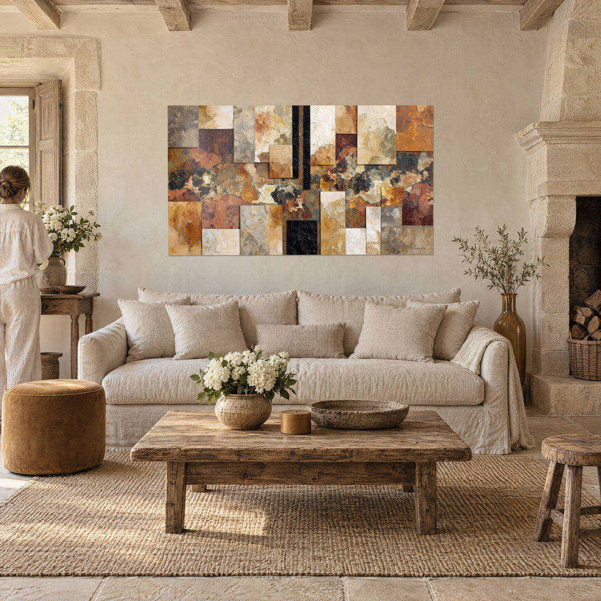 Cuadro mosaico mineral en ocre y marrón cobrizo, dos franjas verticales negras, una mujer de espaldas sobre un sofá en un salón luminoso