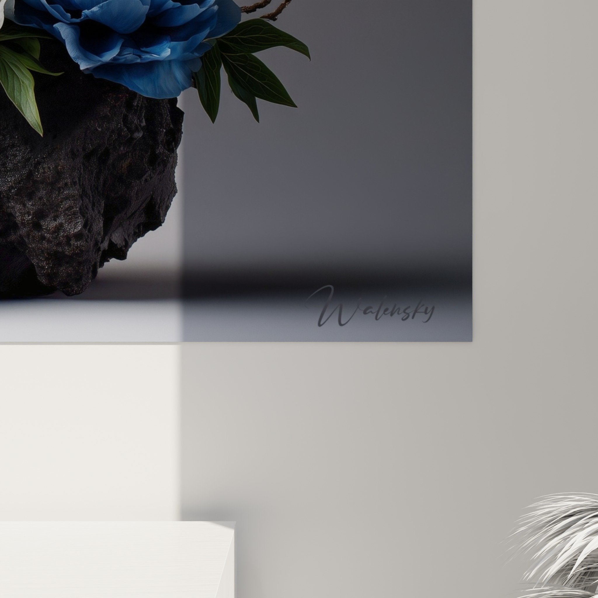 Vue ensemble composition Ikebana pivoines bleues branches saule, art floral japonais contemporain roche volcanique