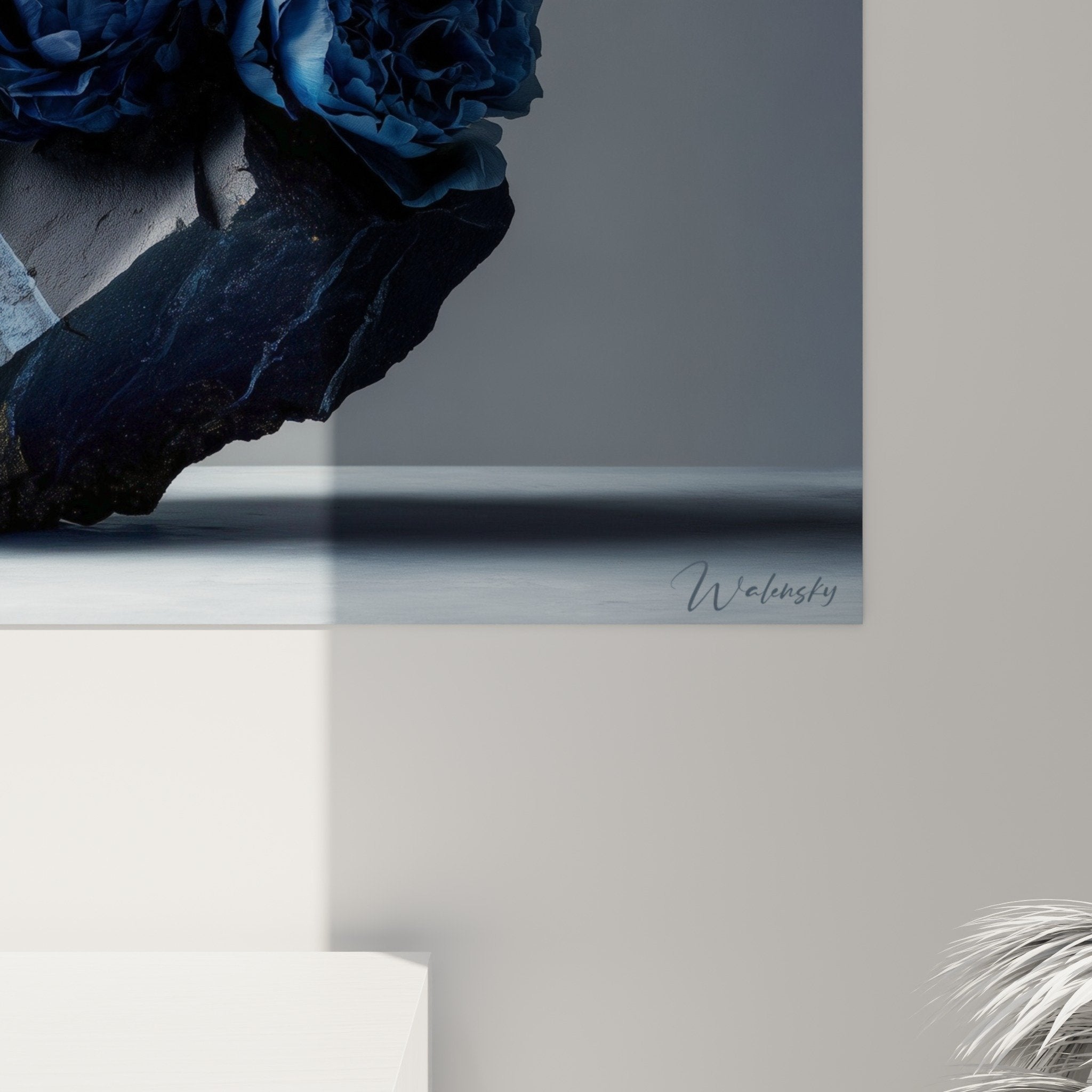 Vue ensemble composition Ikebana pivoines bleues branches sinueuses roche anthracite harmonie