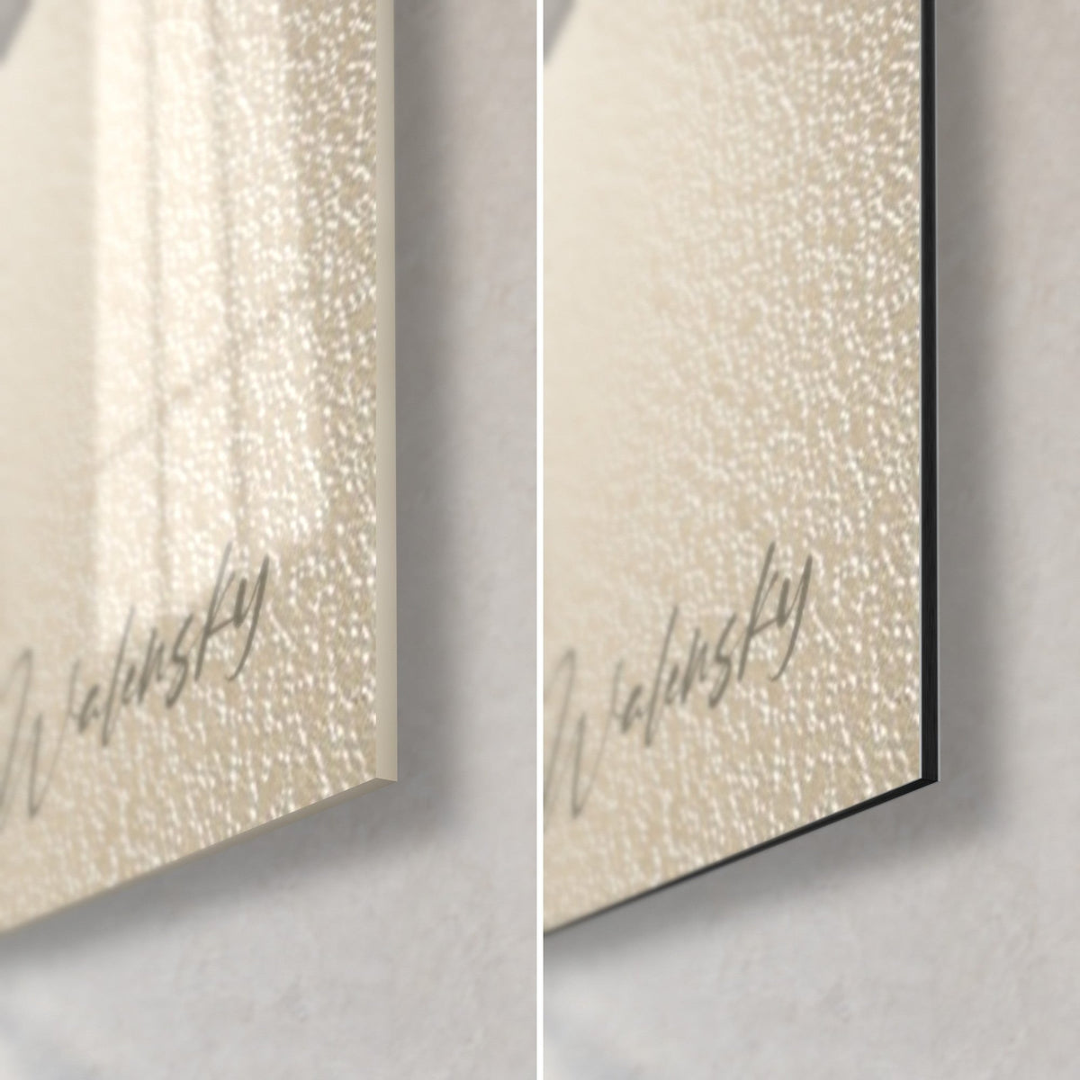 Tableau sphère blanche et sable beige perlé, signature grise en bas à droite, verre acrylique brillant et Dibond noir mat