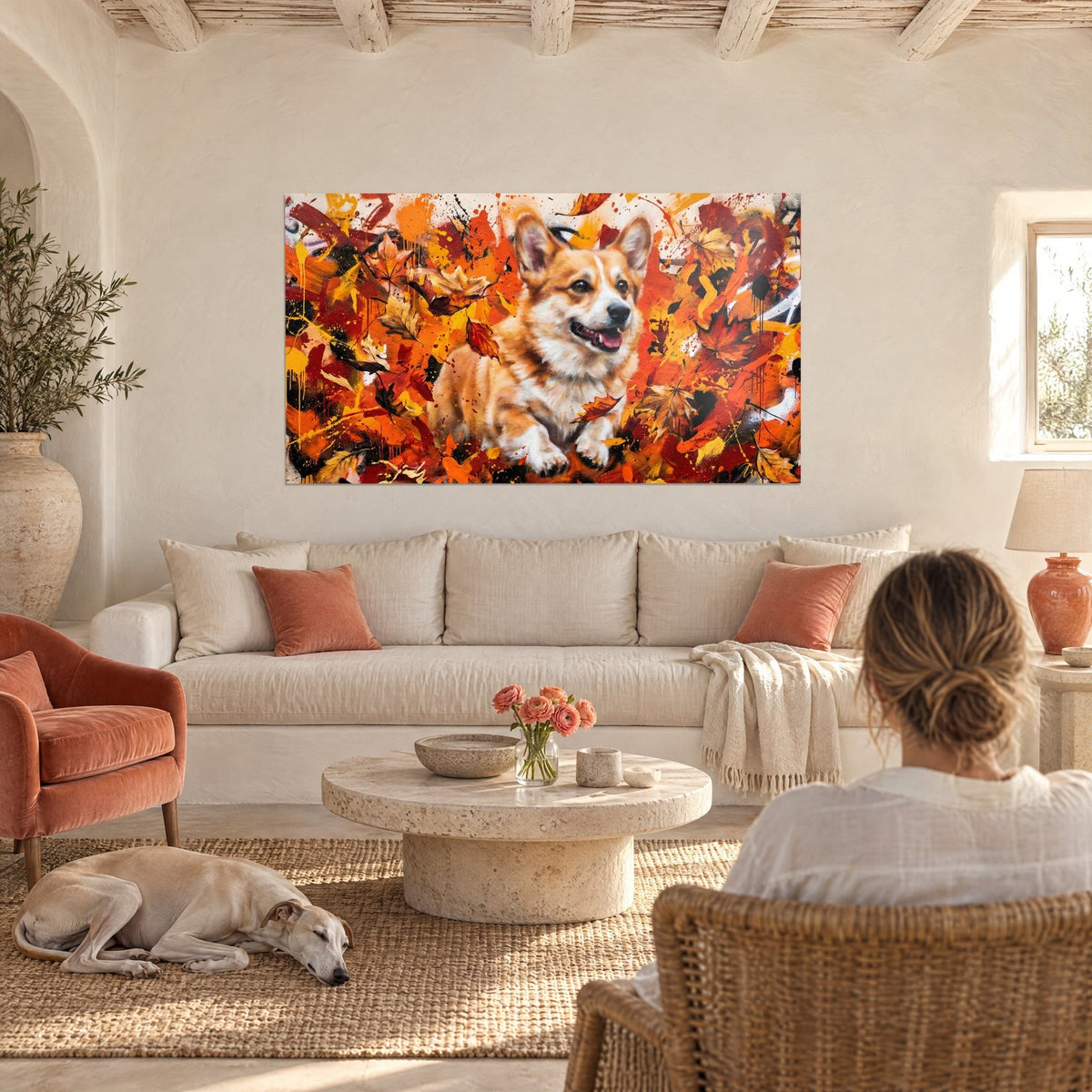 Tableau corgi roux souriant parmi feuilles orange et éclaboussures noires, greyhound endormi, au-dessus d'un canapé dans un salon lumineux