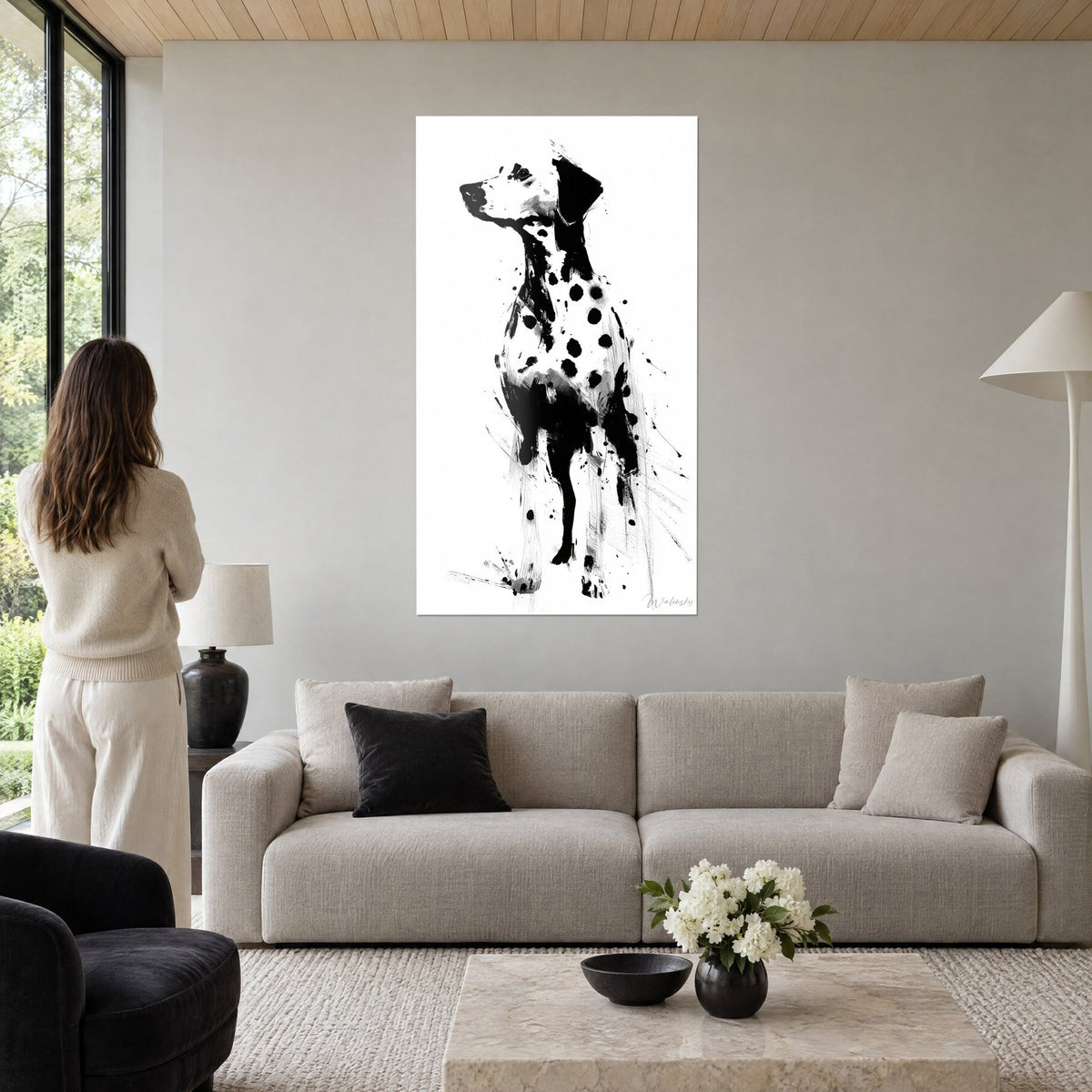 Tableau dalmatien dressé aux taches d'encre noires sur fond blanc, éclaboussures, au-dessus d'un canapé dans un salon lumineux