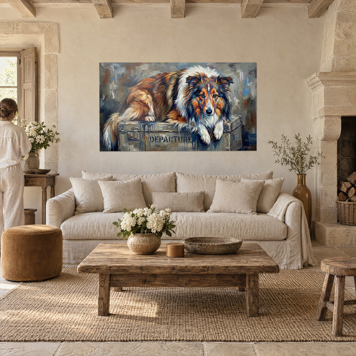 Schilderij van een collie met okerkleurige en witte vacht, liggend op een grijze koffer, blauwe accenten, boven een bank in een lichte woonkamer