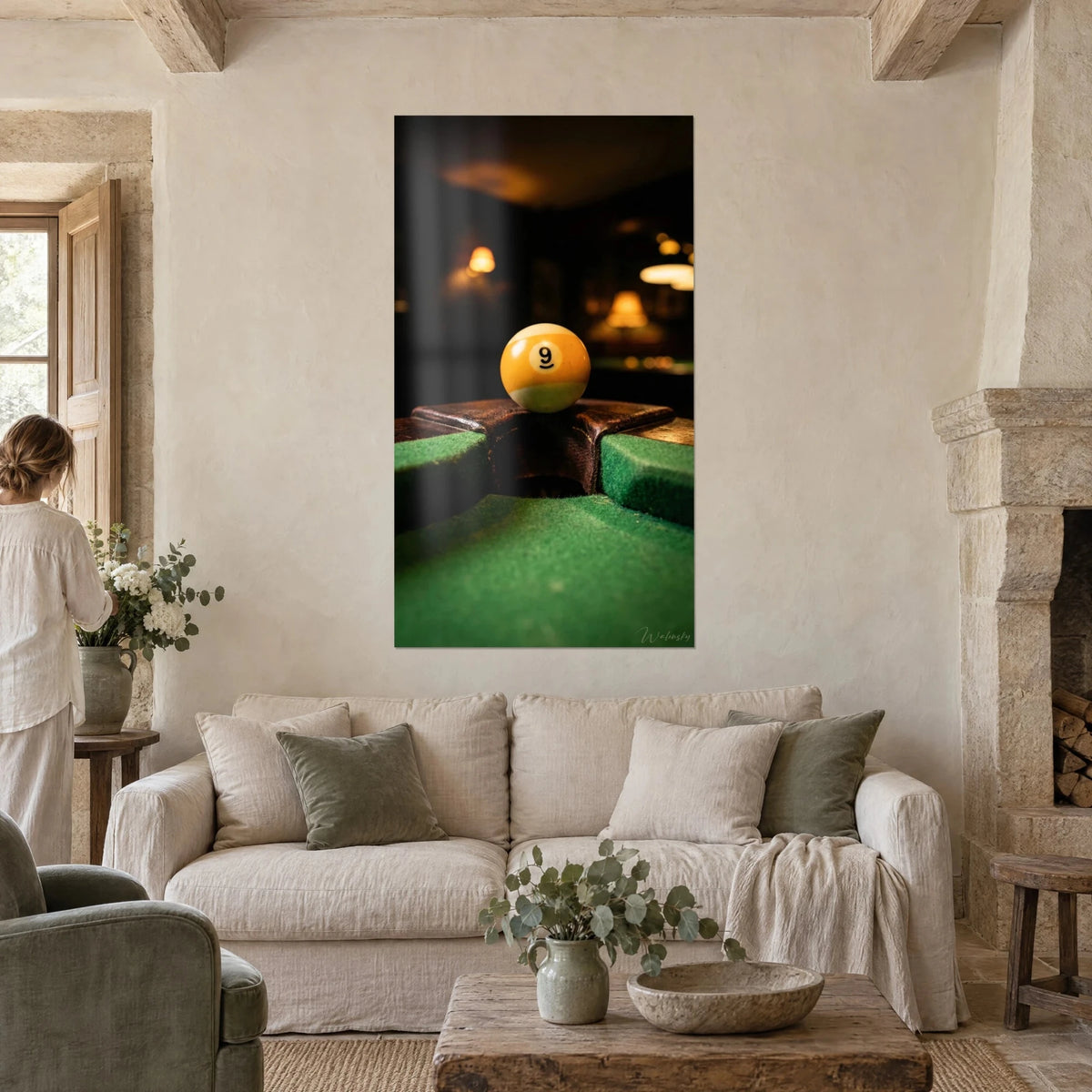 Schilderij biljartbal nummer 9 oker en crème op een bruine leren pocket, groen laken, boven een bank in een lichte woonkamer