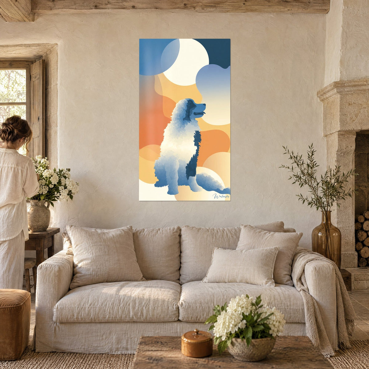 Gemälde Langhaariger Hund in Weiß und Blau, im Profil sitzend vor einem Hintergrund aus orangefarbenen und cremefarbenen Kreisen, über einem Sofa in einem hellen Wohnzimmer