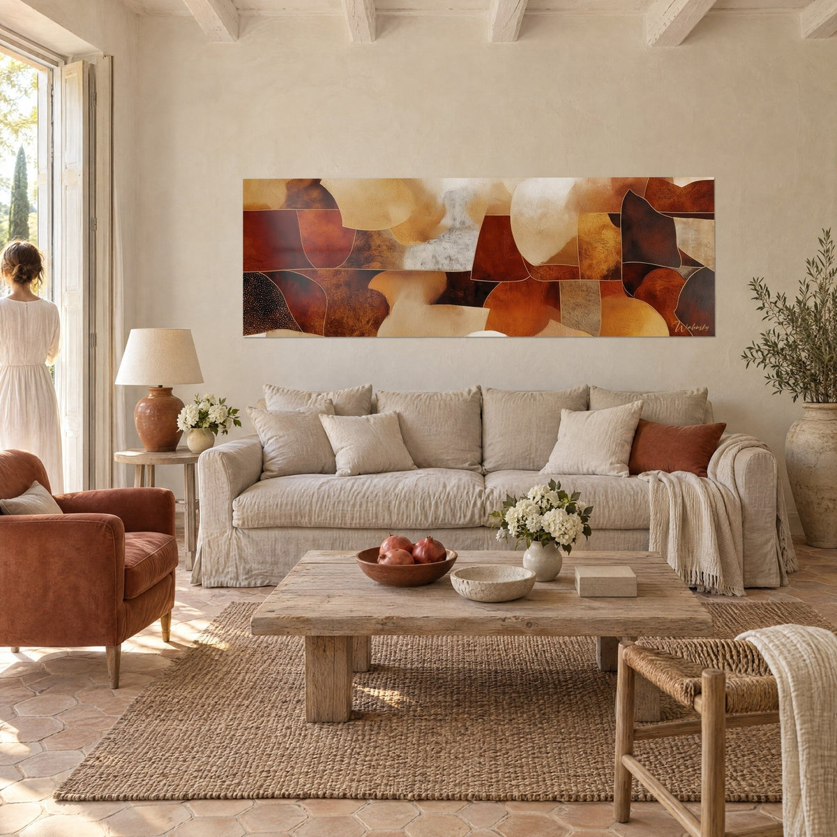 Gemälde Mosaik aus ockerfarbenen und bordeauxroten Kieseln mit goldenen Linien und grauen Flächen, über einem Sofa in einem hellen Wohnzimmer