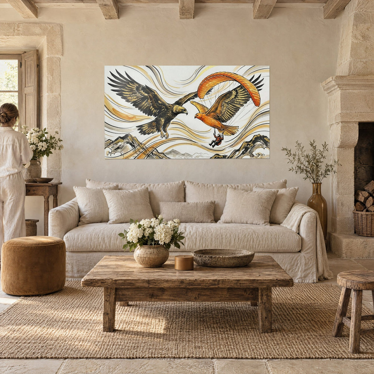 Gemälde Greifvogel mit schwarz-goldenen Flügeln gegenüber einem orangefarbenen Gleitschirmflieger, Rückansicht, über einem Sofa in einem hellen Wohnzimmer