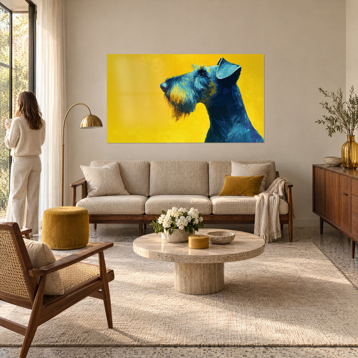 Πίνακας μπλε airedale terrier σε προφίλ, χαλκόχρωμο μουσούδι σε έντονο κίτρινο φόντο, πάνω από καναπέ σε φωτεινό σαλόνι