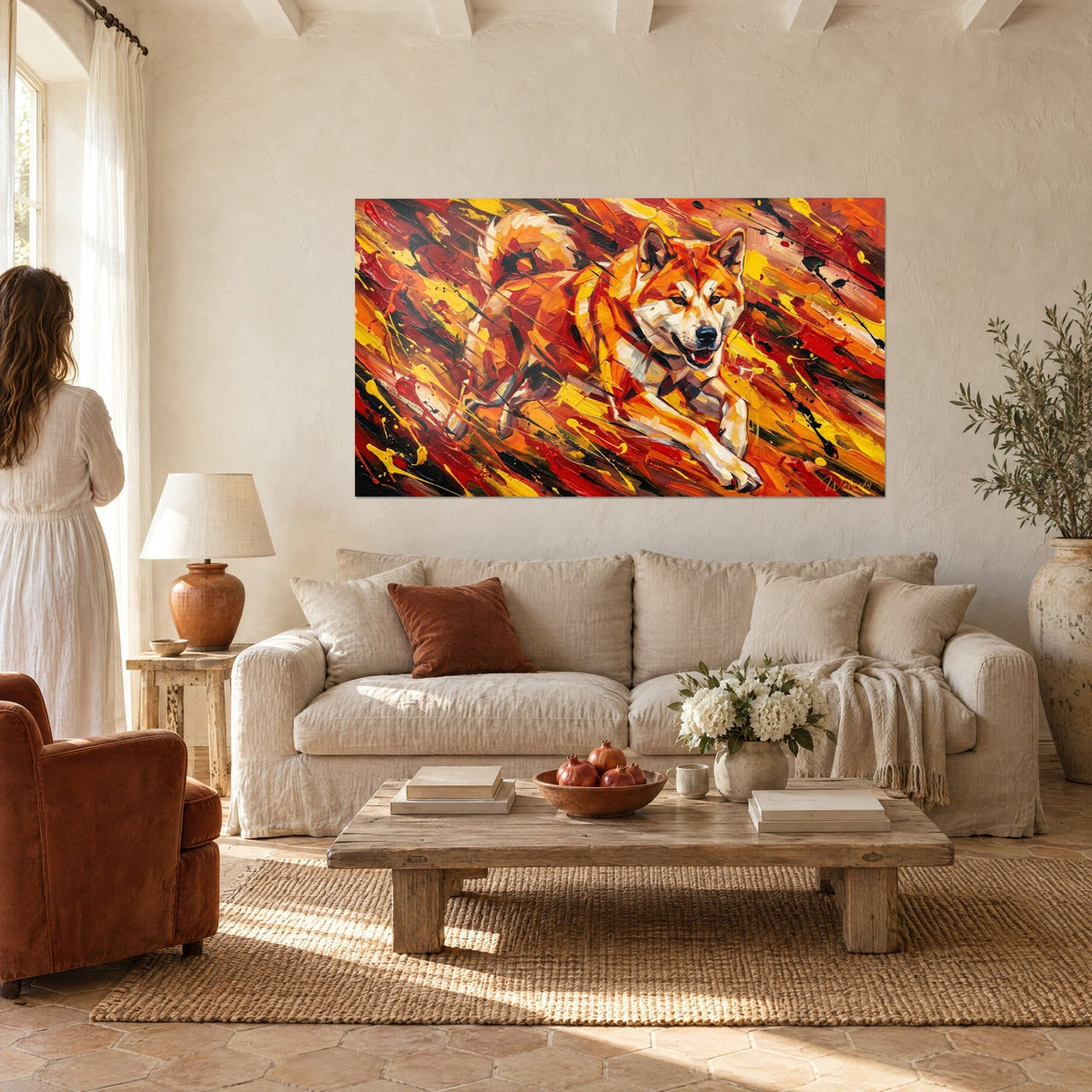 Quadro di Akita Inu in piena corsa, manto arancio e bianco, pennellate rosse e gialle, sopra un divano in un soggiorno luminoso