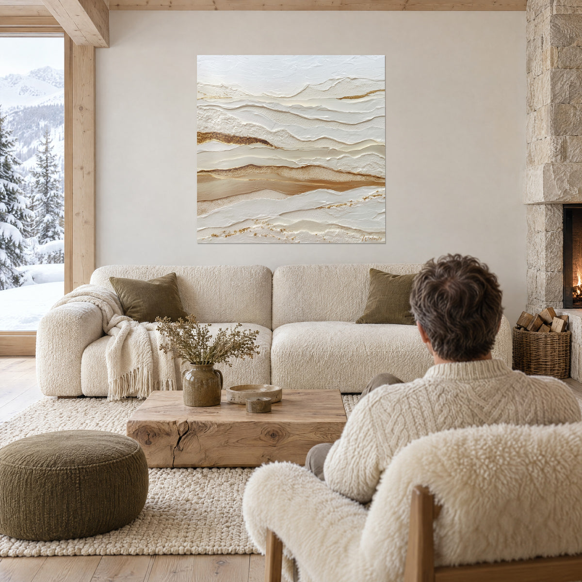 Schilderij met golvende beige en gouden lagen in reliëf, twee personen met hun rug naar de kijker, boven een bank in een lichte woonkamer