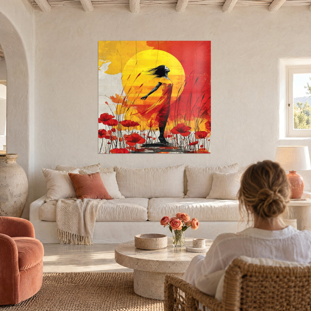 Quadro silhouette femminile in un abito fiammeggiante davanti a un sole giallo e a papaveri rossi, sopra un divano in un soggiorno luminoso