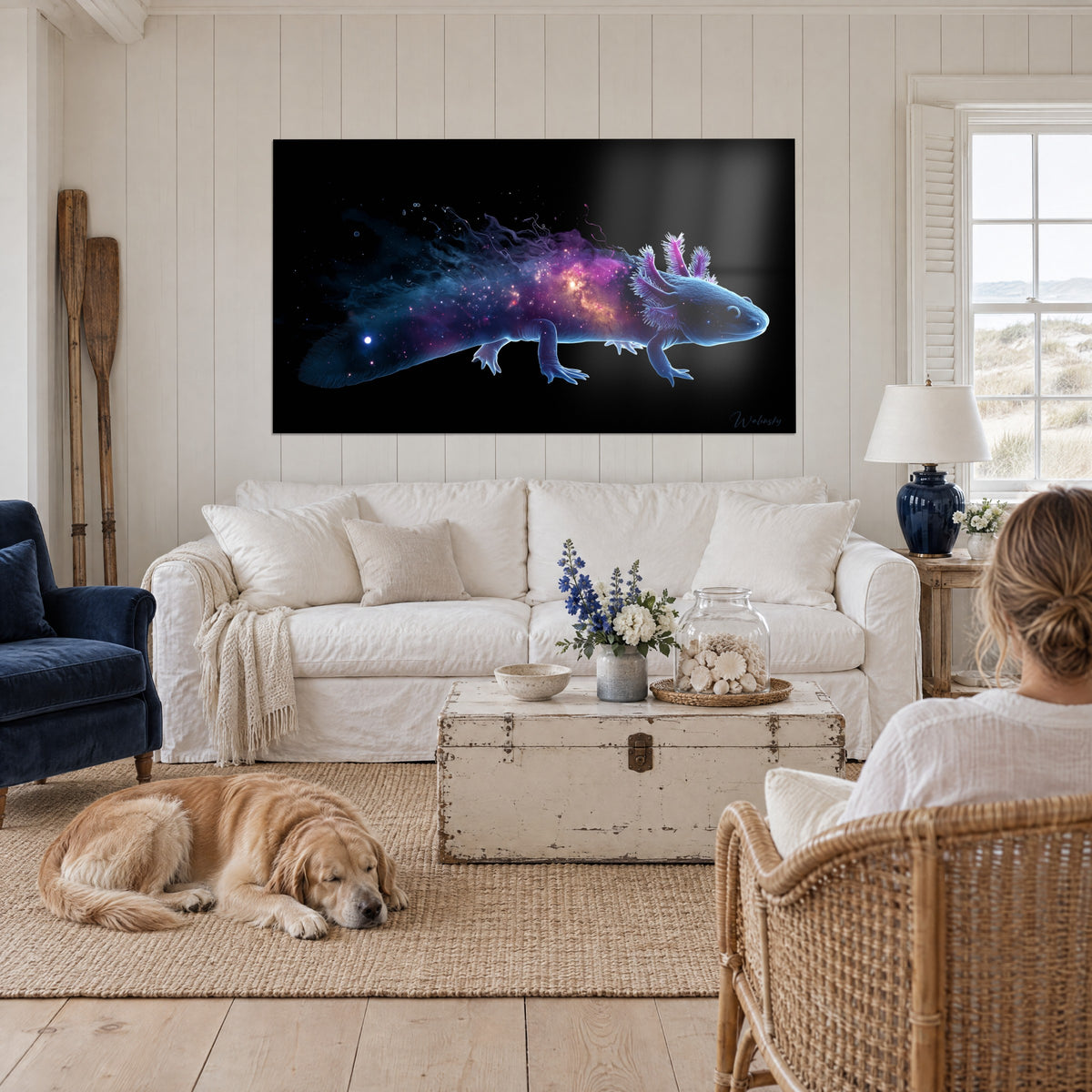 Gemälde Kosmischer Axolotl mit nebelartiger Zeichnung, rosa Kiemen und blauem, mit Sternen übersätem Körper auf schwarzem Grund, über einem Sofa in einem hellen Wohnzimmer