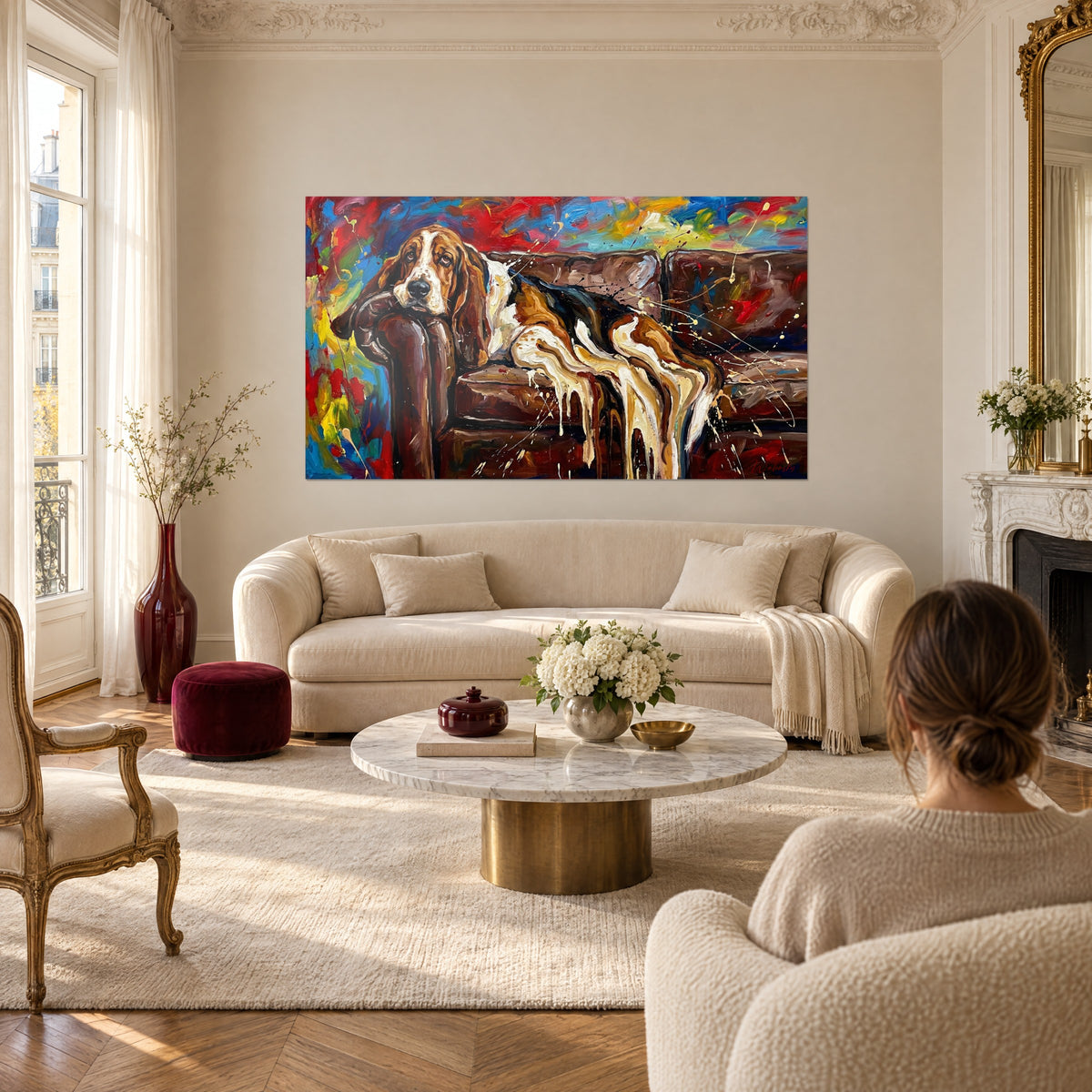 Cuadro basset hound de orejas largas y caídas, tumbado en un sofá marrón, fondo rojo y turquesa, sobre un sofá en un salón luminoso