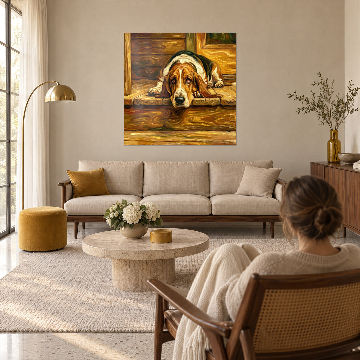 Πίνακας basset hound με λυπημένα μάτια ξαπλωμένο σε χρυσή βεράντα, με τρίχωμα κόκκινο και κρεμ, πάνω από έναν καναπέ σε φωτεινό σαλόνι