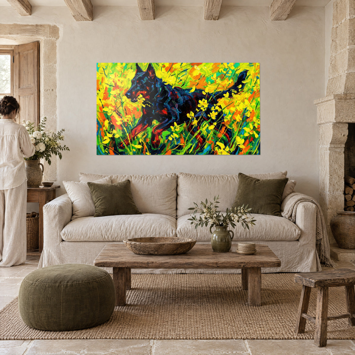 Cuadro de un beauceron negro que salta entre flores amarillo limón y naranja intenso, con empastes gruesos, sobre un sofá en un salón luminoso