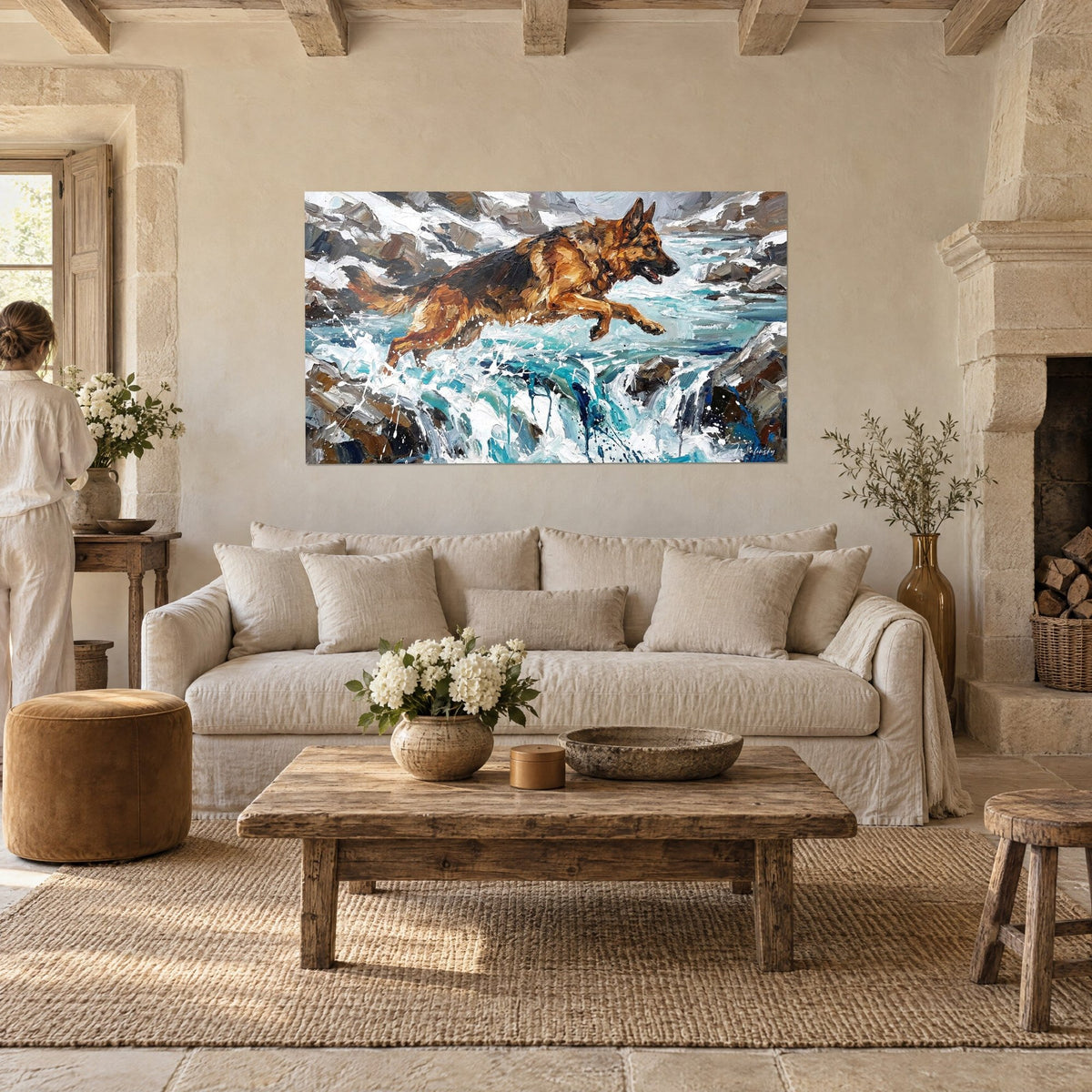 Gemälde eines springenden Wolfshundes über grauen Felsen, türkisfarbene Gischt und fahles Fell, über einem Sofa in einem hellen Wohnzimmer