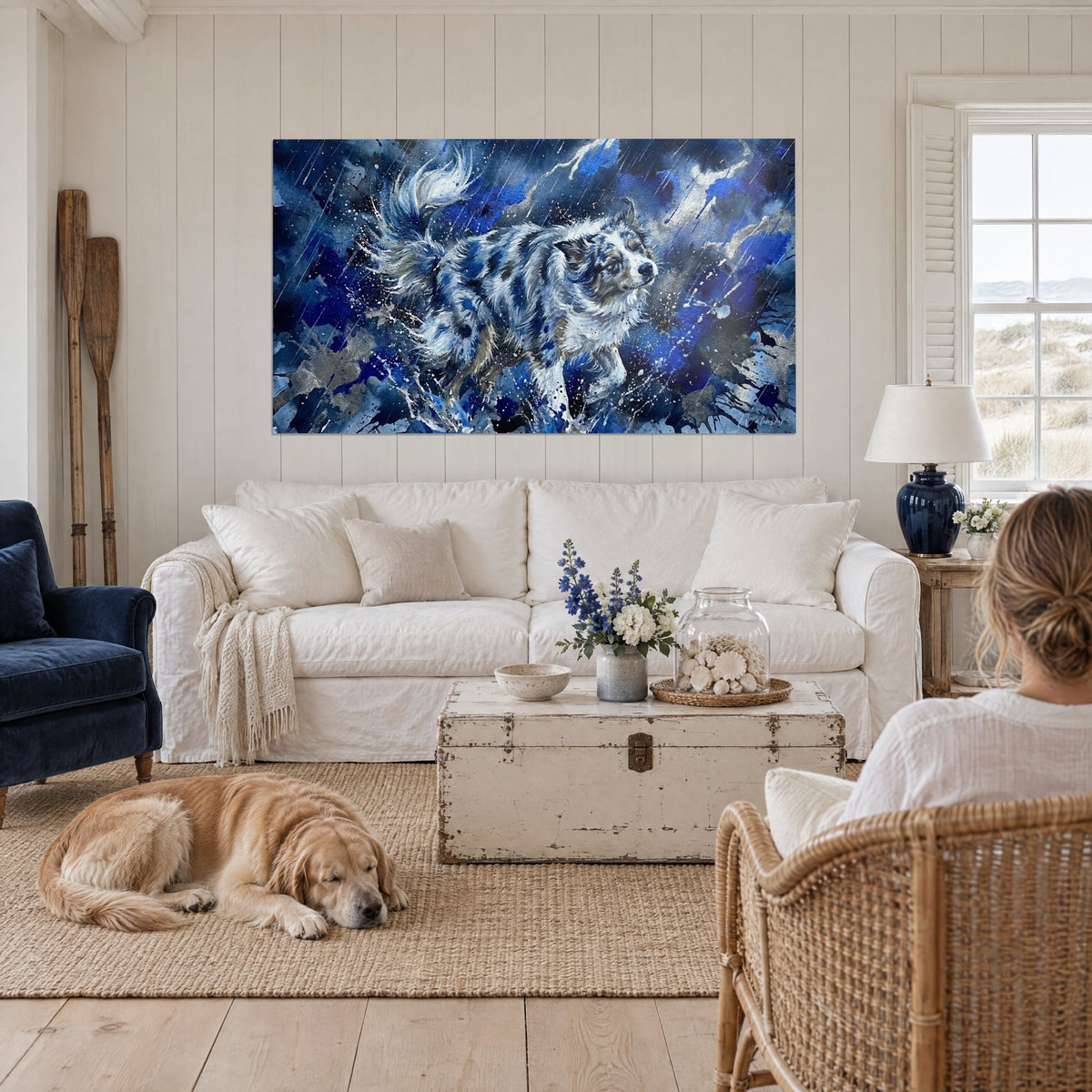 Cuadro perro pastor de pelaje jaspeado azul y blanco bajo la lluvia, salpicaduras plateadas, encima de un sofá en un salón luminoso