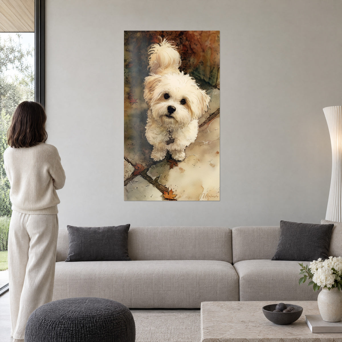 Schilderij crème Havanese met donkere blik, medaillonhalsband, roodbruine bladeren, oker en groen, boven een bank in een lichte woonkamer