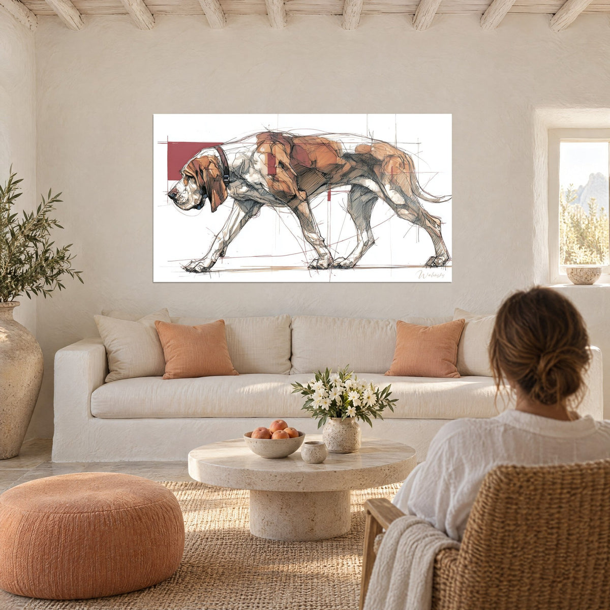 Quadro di un cane da caccia in piena corsa, schizzo ad acquerello ruggine e ocra su fondo bianco, sopra un divano in un soggiorno luminoso