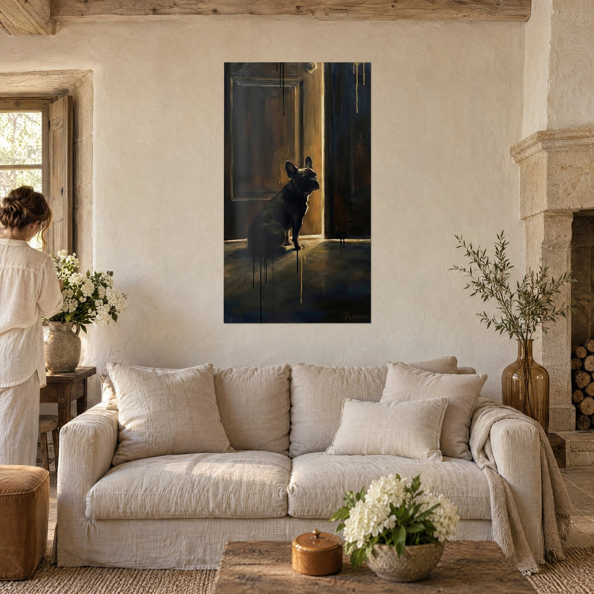 Tableau bouledogue français en silhouette noire, porte brune entrouverte et rai de lumière dorée, au-dessus d'un canapé dans un salon lumineux