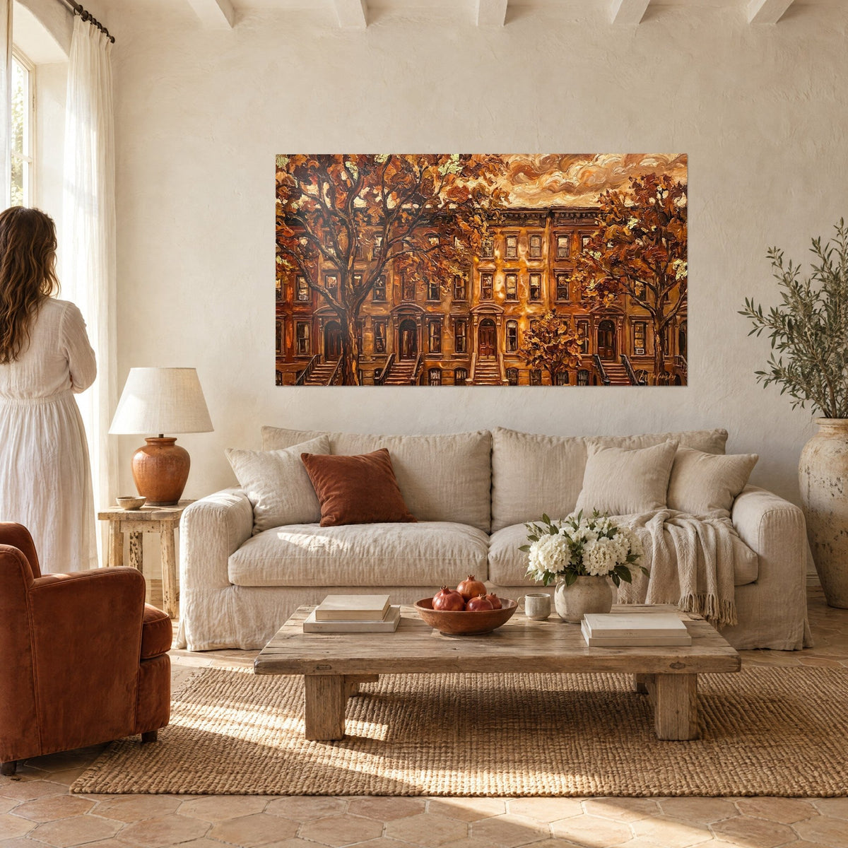 Tableau rangée de brownstones ocre sous un ciel moutarde tourbillonnant, cuivre et miel, une femme de dos, au-dessus d'un canapé dans un salon lumineux