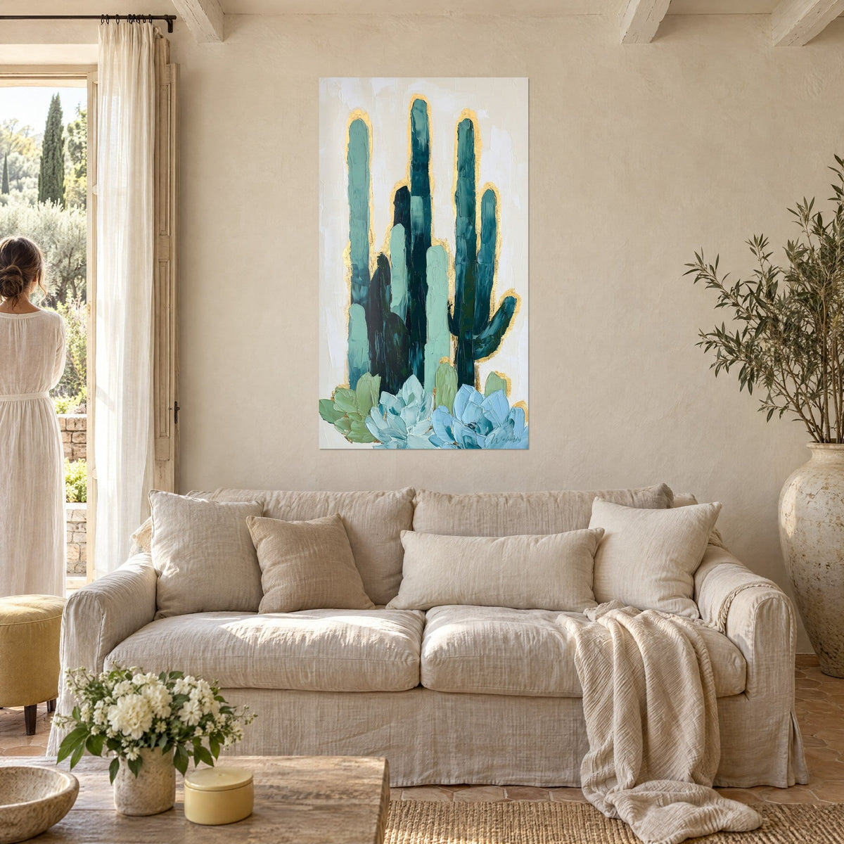 Gemälde Kaktus-Kerzen in Türkis und Tannengrün, goldene Säume, blaue Rosetten, über einem Sofa in einem hellen Wohnzimmer