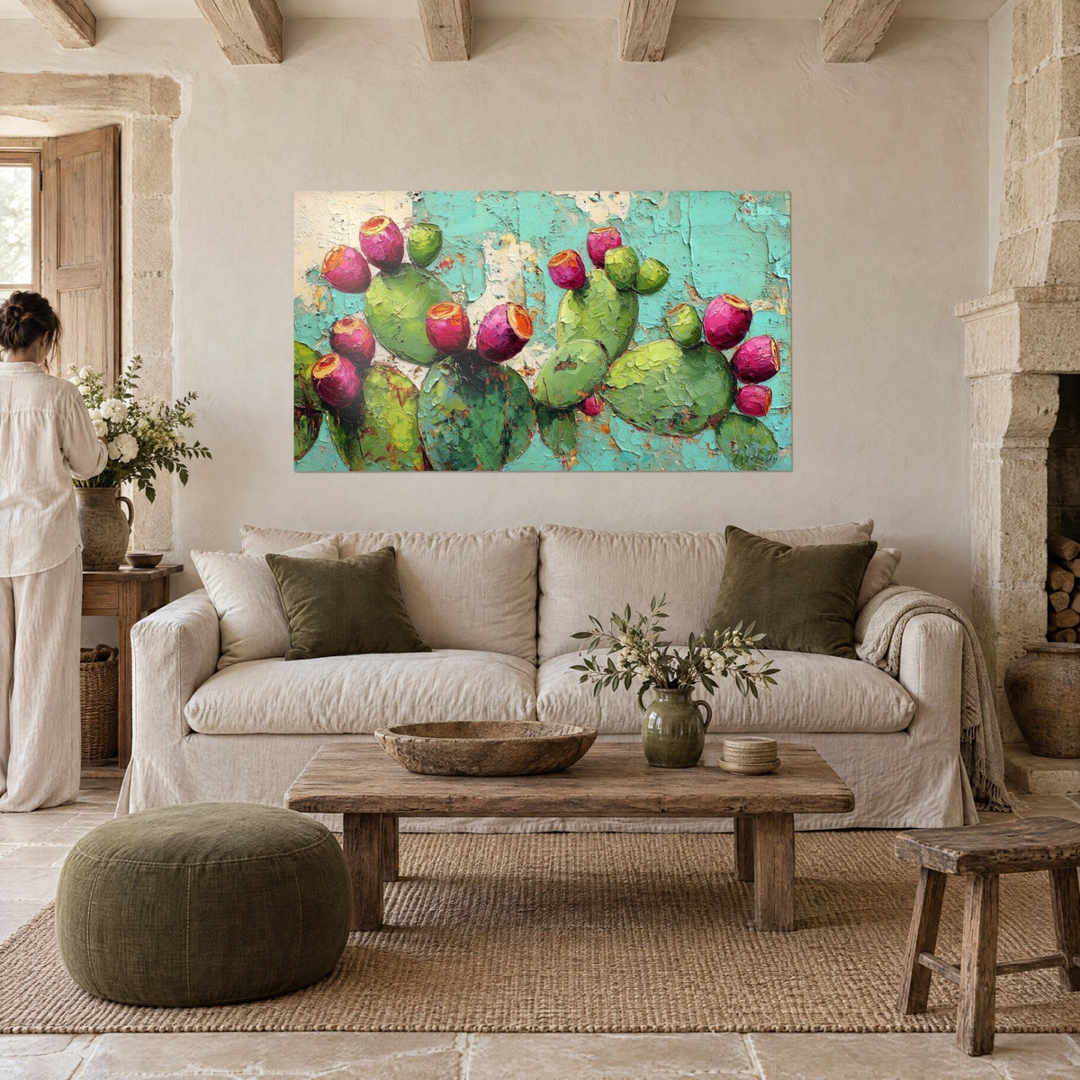 Gemälde Kakteen mit apfelgrünen Opuntien und fuchsiafarbenen Feigenkakteen-Früchten auf abblätterndem türkisfarbenem Grund, über einem Sofa in einem hellen Wohnzimmer