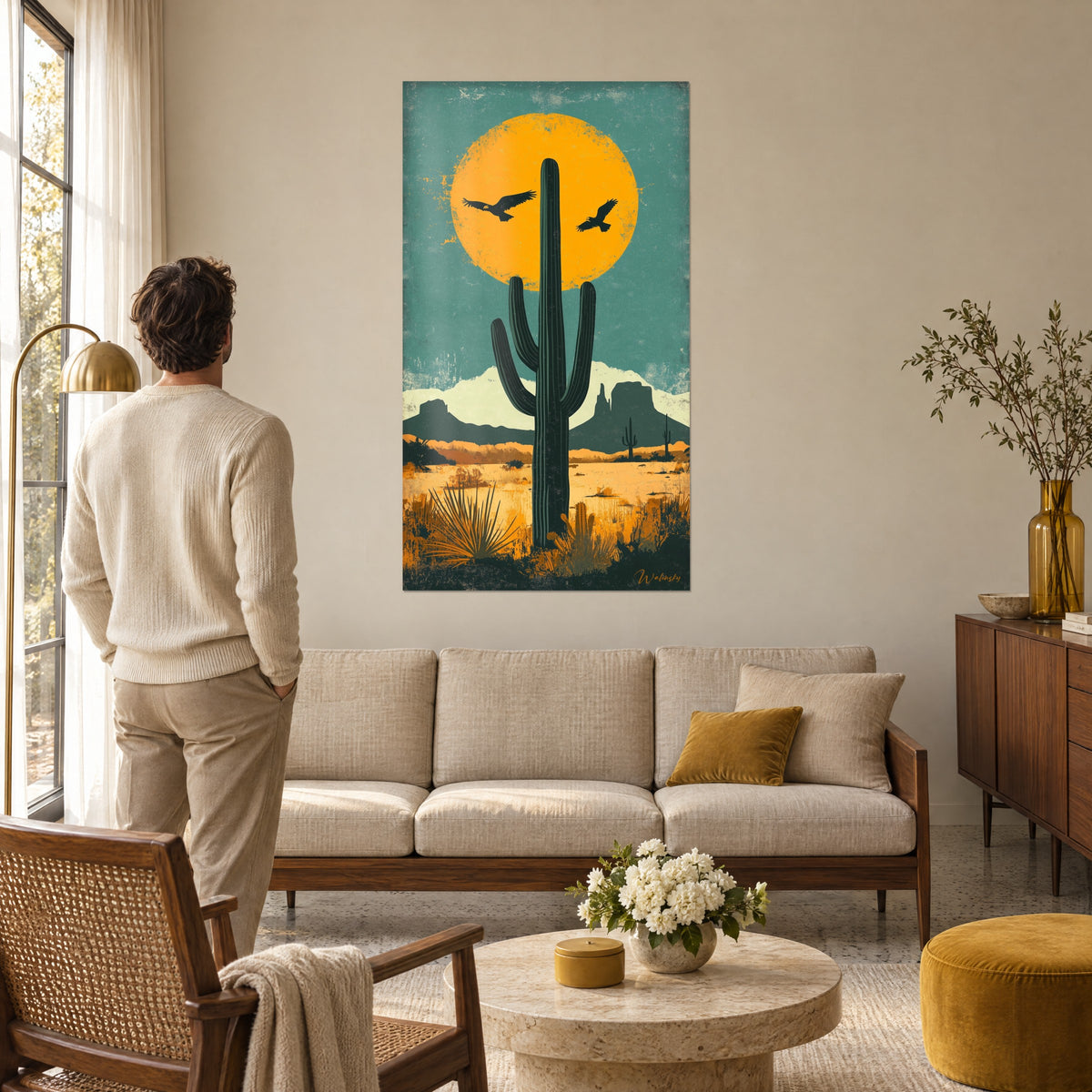 Cuadro cactus saguaro verde abeto ante un sol naranja, dos aves rapaces en vuelo, fondo turquesa, encima de un sofá en un salón luminoso