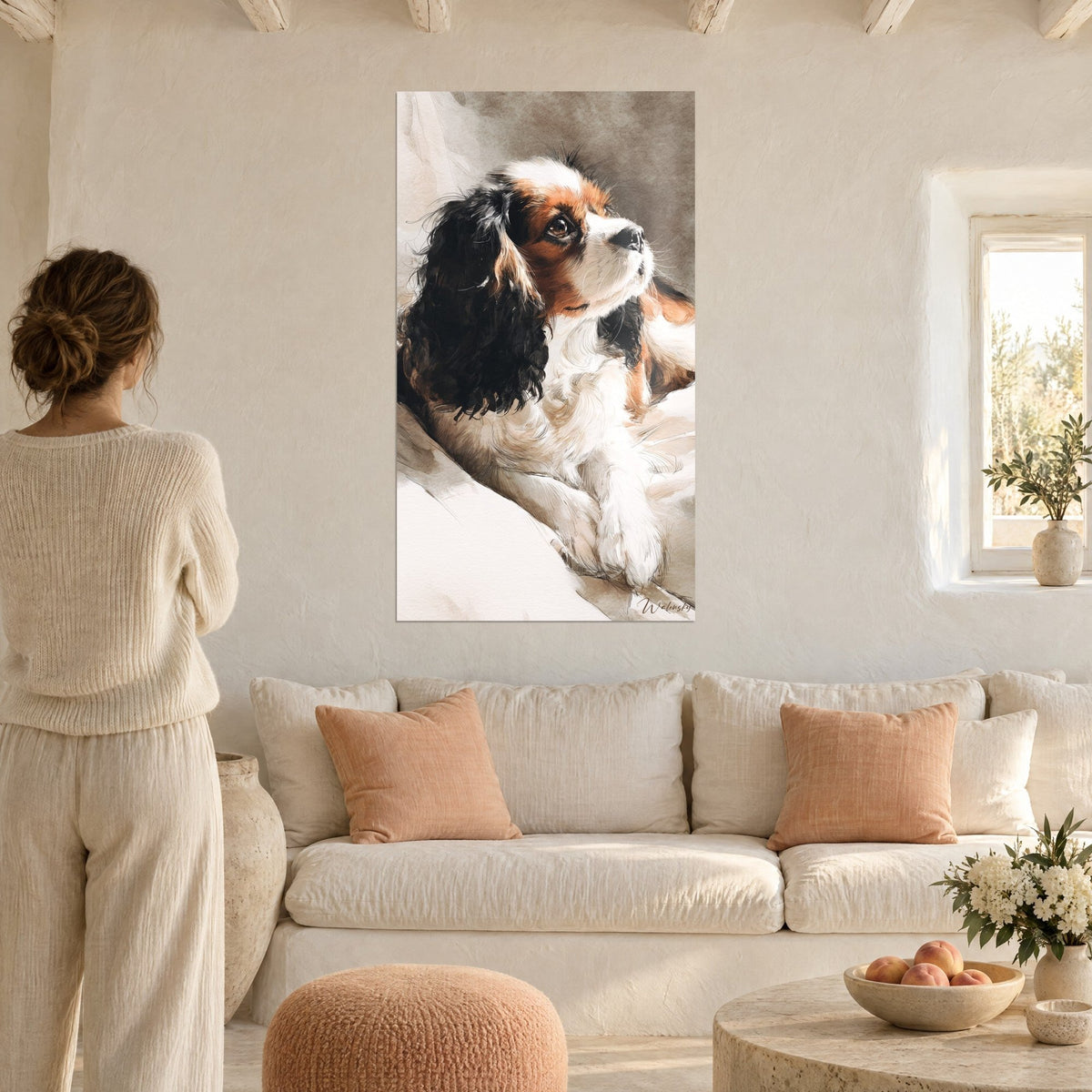 Πίνακας με τρίχρωμο σπανιέλ Cavalier King Charles, μαύρα σγουρά αυτιά, ανασηκωμένο ρύγχος, μπεζ γκρι φόντο, πάνω από καναπέ σε φωτεινό σαλόνι