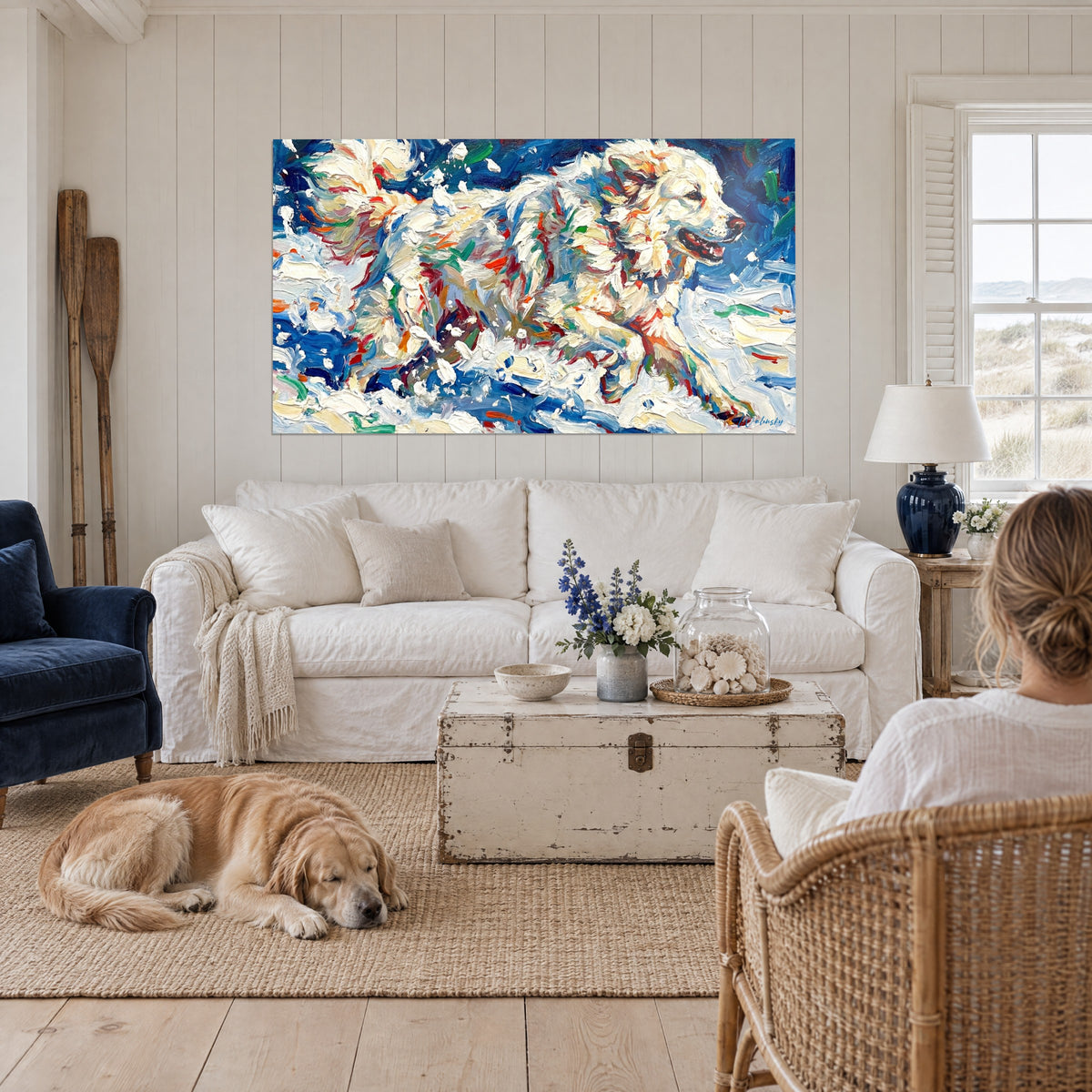 Tableau chien blanc bondissant dans la poudreuse, pelage ivoire, touches bleu cobalt et rouge, au-dessus d'un canapé dans un salon lumineux