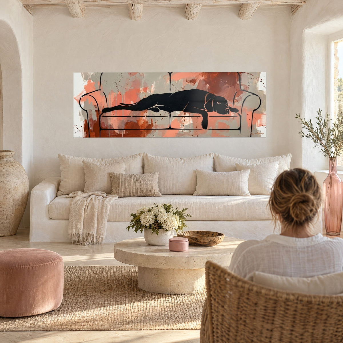 Gemälde schwarzer Labrador auf einem Sofa liegend, korallenrote und rostbraune Spritzer, über einem Sofa in einem hellen Wohnzimmer