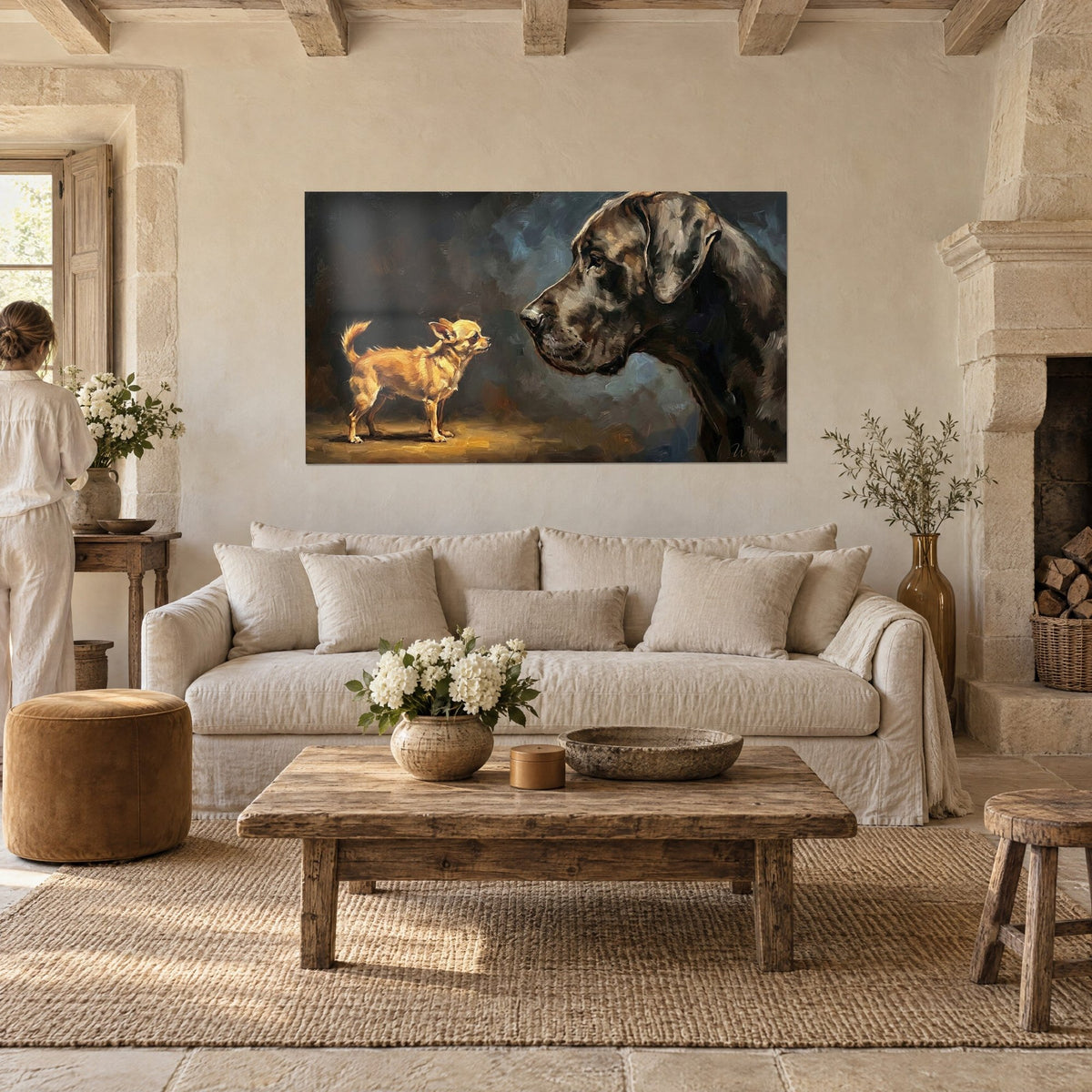 Tableau petit chihuahua doré face à un dogue noir massif, fond bleu nuit, au-dessus d'un canapé dans un salon lumineux