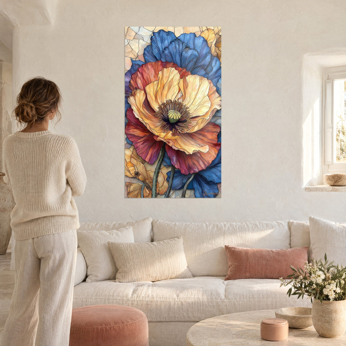 Cuadro gran amapola con pétalos amarillo azafrán y rojo ladrillo sobre fondo azul, encima de un sofá en un salón luminoso