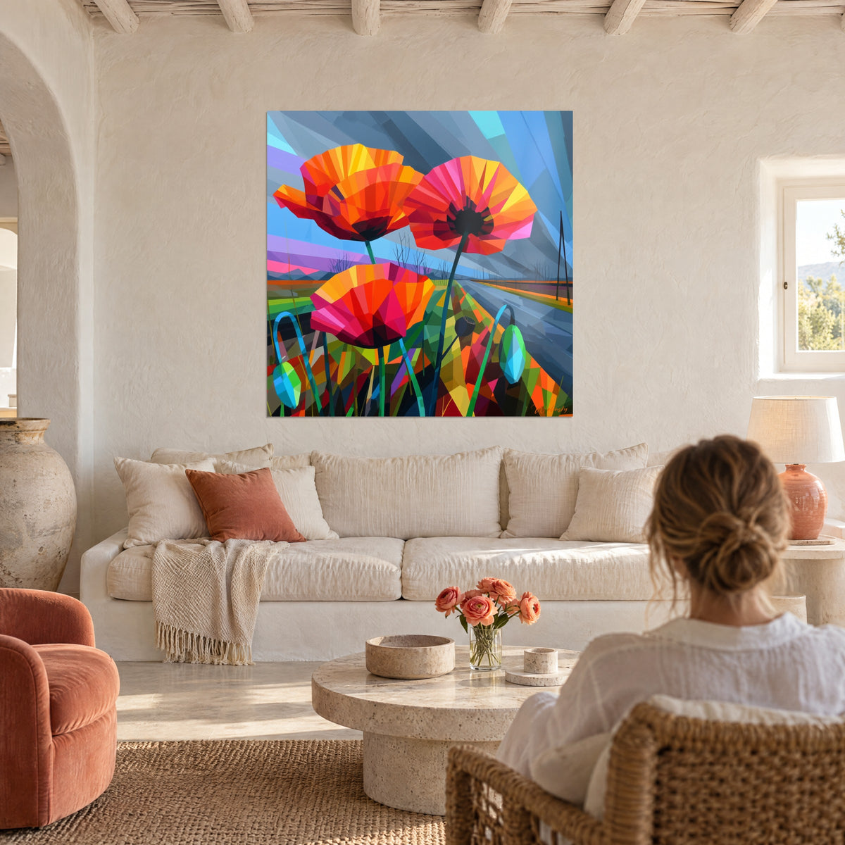 Schilderij met geometrische gefacetteerde rood-oranje klaprozen, gestreepte blauwe lucht, boven een bank in een lichte woonkamer