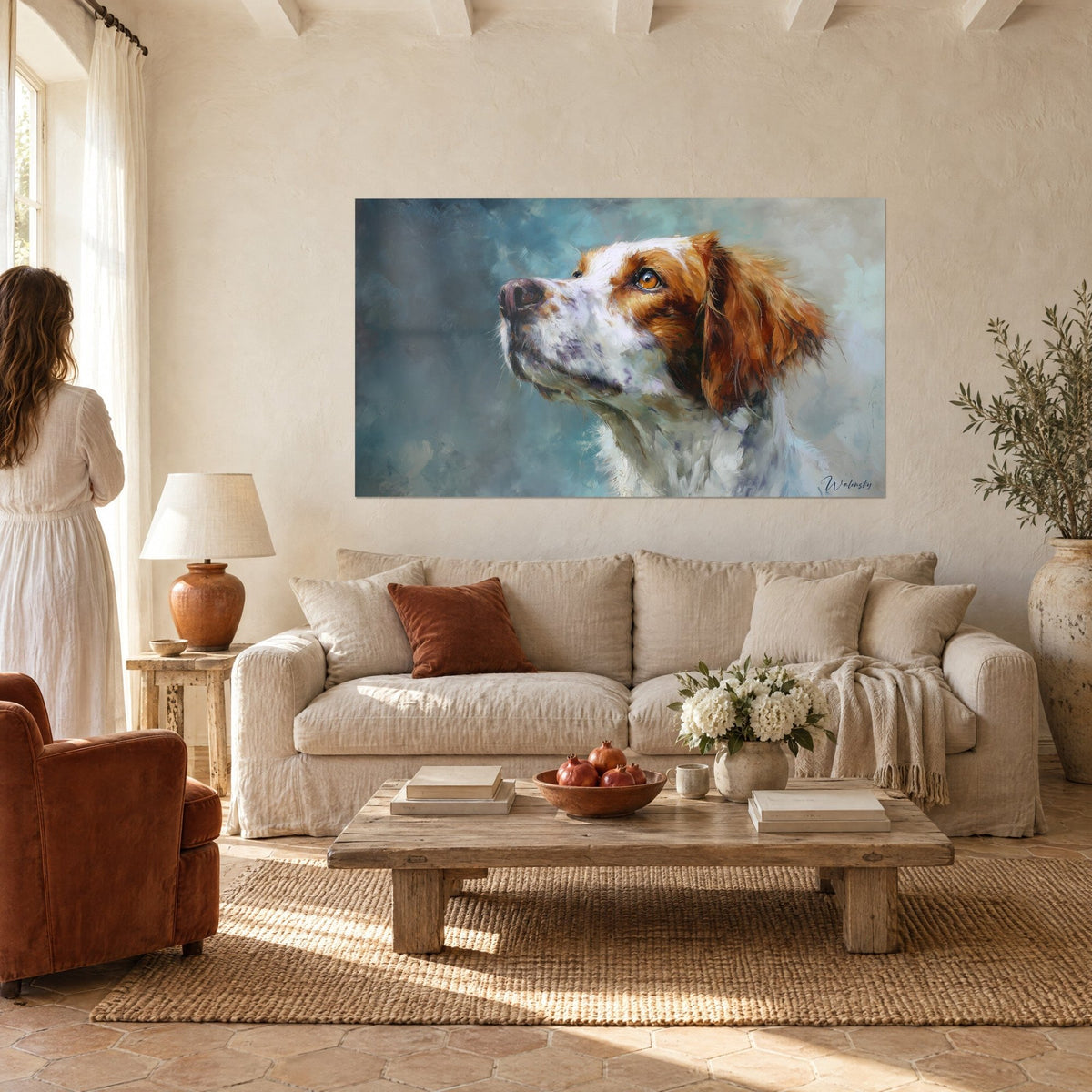 Cuadro spaniel bretón de pelaje blanco y rojizo, hocico levantado, fondo gris azulado texturizado, encima de un sofá en un salón luminoso