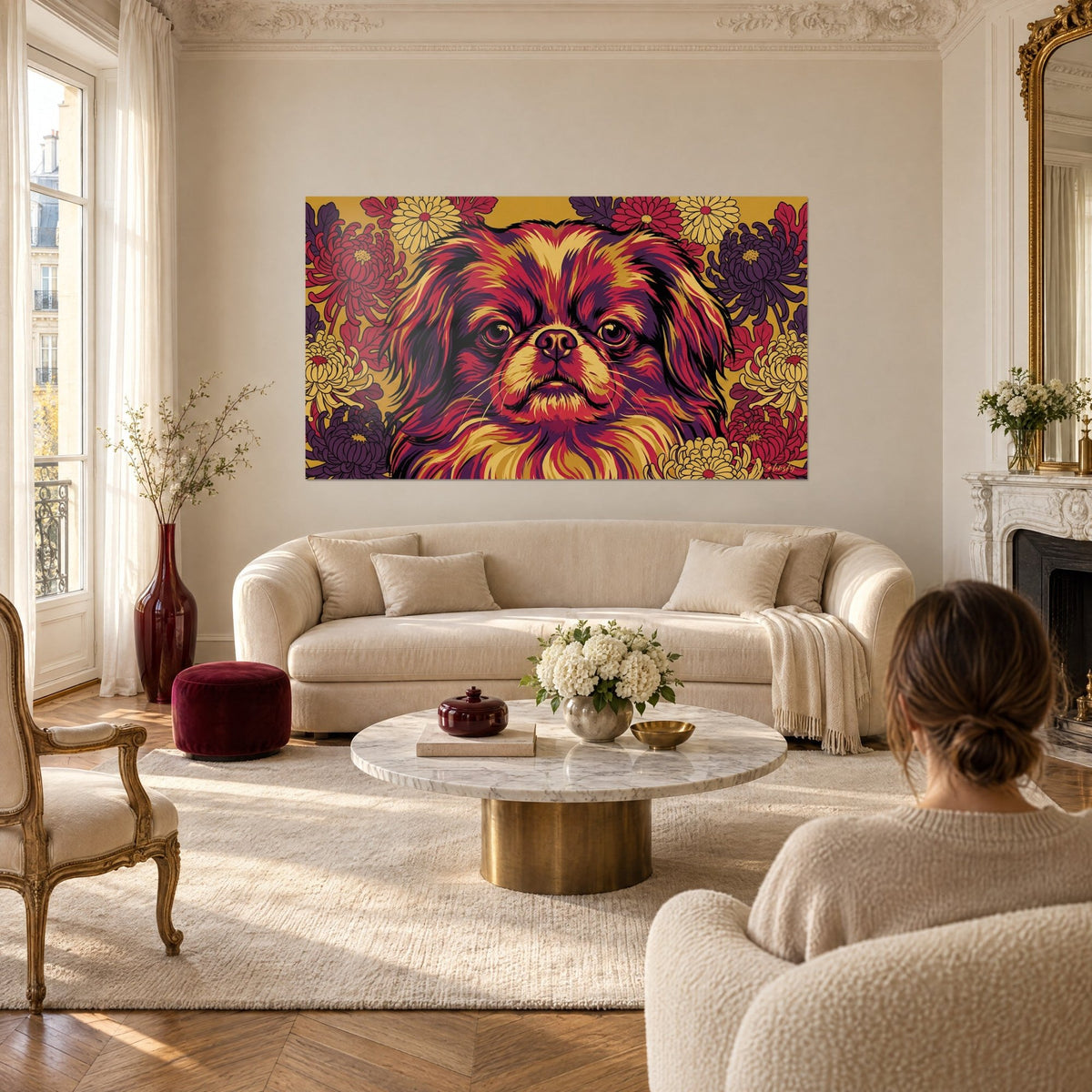 Πίνακας Ιαπωνικό σπανιέλ σε στυλ pop art με μωβ και χρυσό, περικυκλωμένο από χρυσάνθεμα, πάνω από καναπέ σε φωτεινό σαλόνι