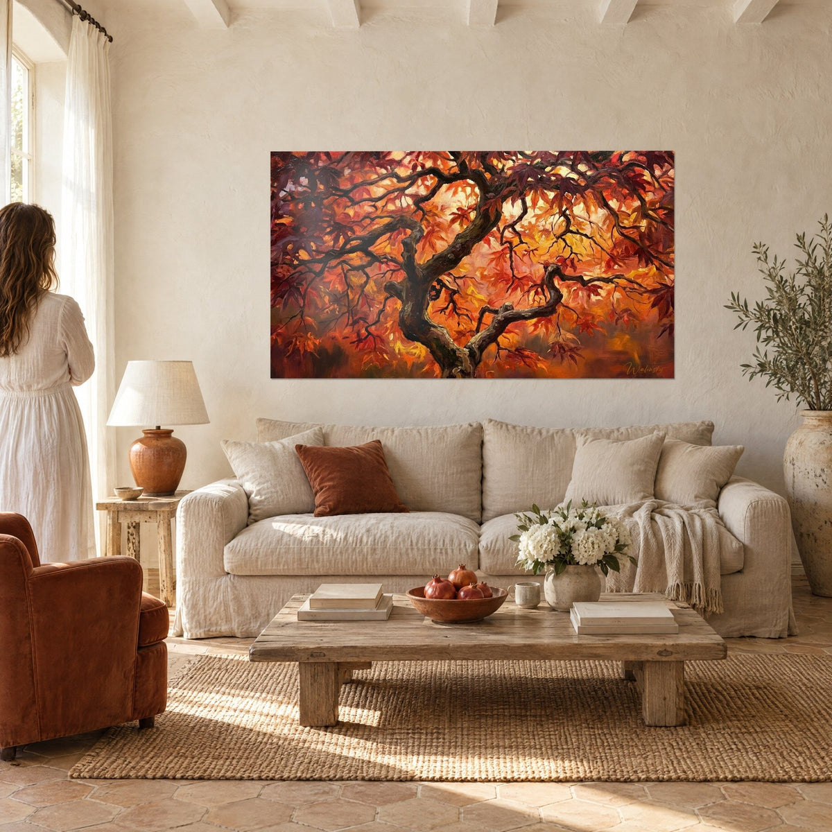 Gemälde Japanischer Ahorn mit knorrigen Ästen, karmesinrotes und orangefarbenes Laub, über einem Sofa in einem hellen Wohnzimmer