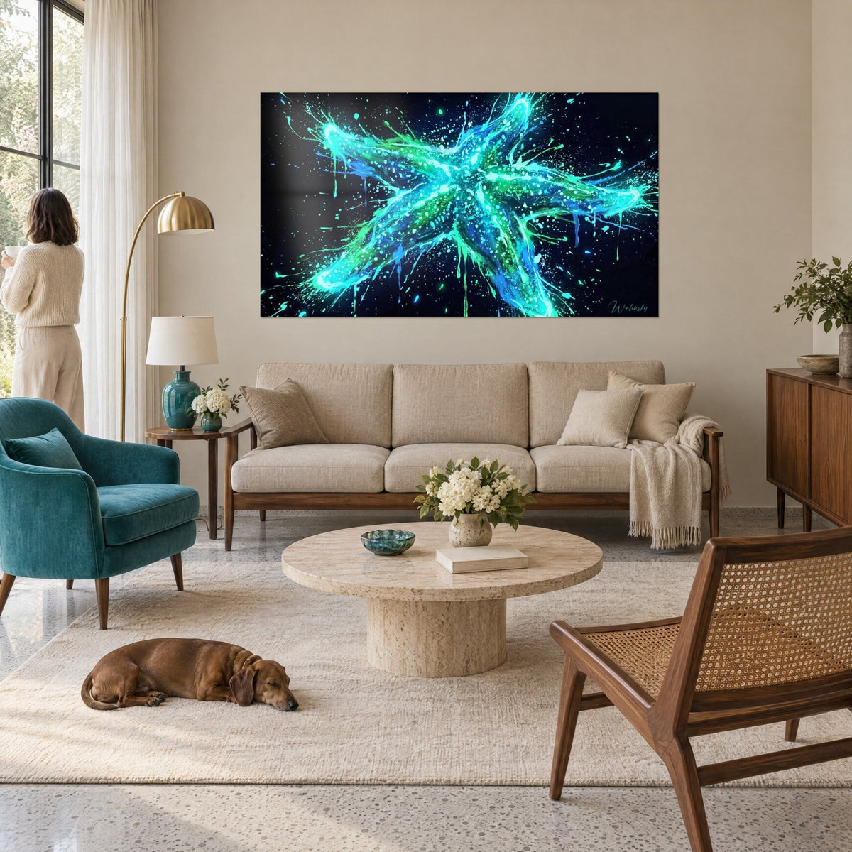 Gemälde Leuchtender Seestern, türkisfarbene und grüne Arme mit Spritzern, schwarzer Hintergrund, über einem Sofa in einem hellen Wohnzimmer