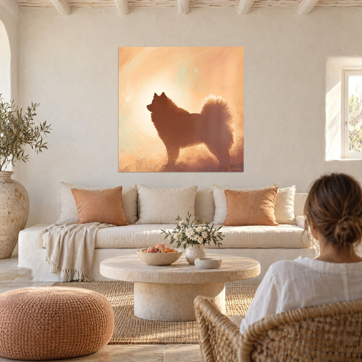 Πίνακας σιλουέτα σκύλου Eurasier σε καφέ απόχρωση, πτερωτή ουρά, λαμπερό πορτοκαλί φόντο, πάνω από καναπέ σε φωτεινό σαλόνι
