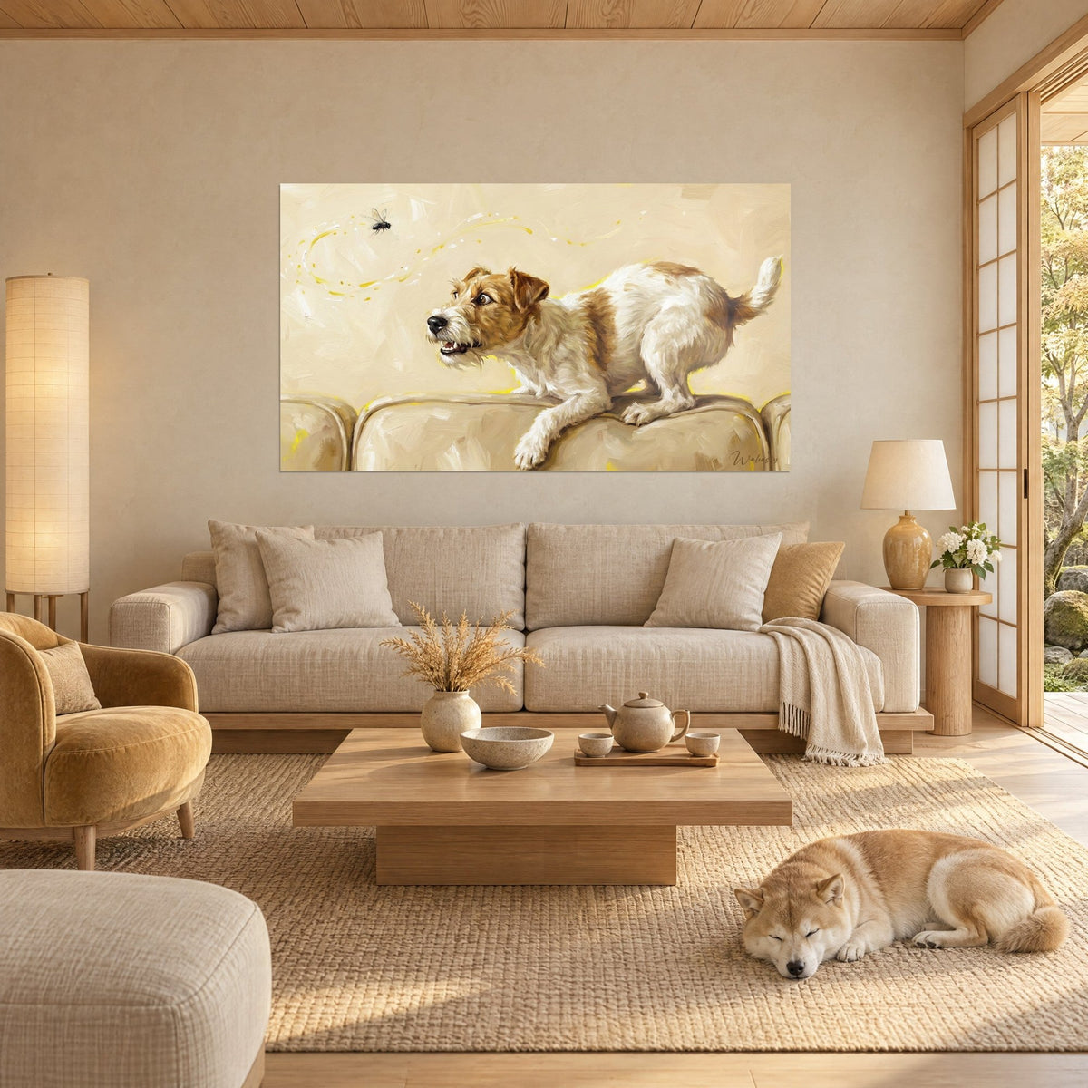 Tableau fox terrier brun et blanc bondissant vers une mouche, fond crème, au-dessus d'un canapé dans un salon lumineux