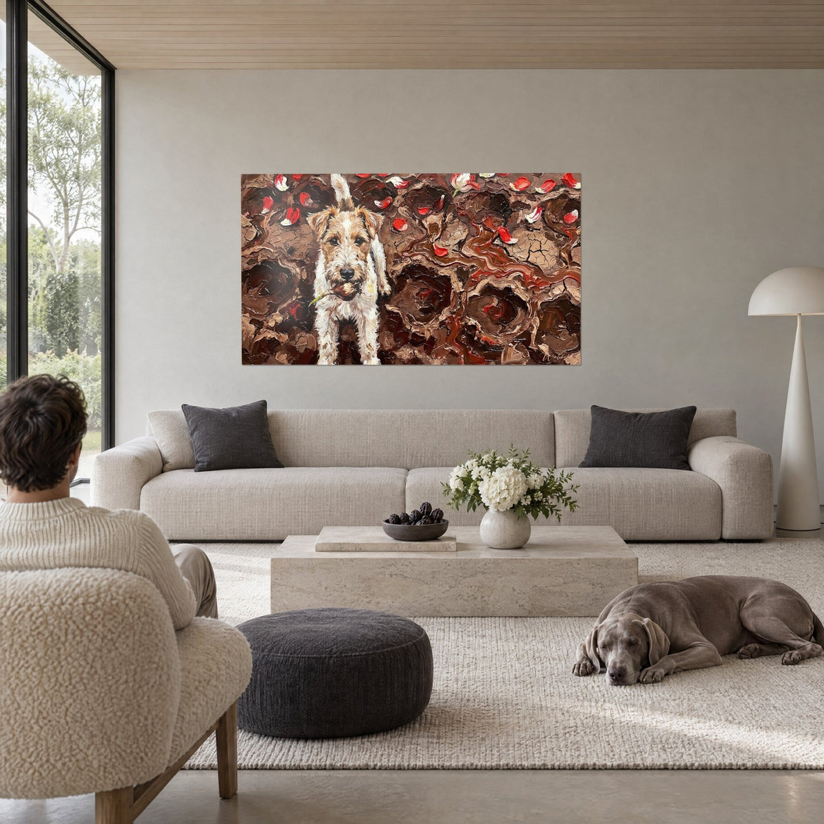 Gemälde Foxterrier mit weißem und fahlbraunem Fell, eine Tulpe im Maul, rote Blütenblätter auf braunem Grund, über einem Sofa in einem hellen Wohnzimmer
