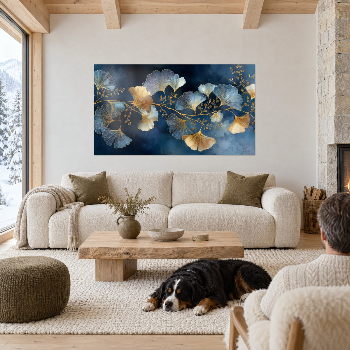 Quadro di foglie di ginkgo dorate e blu su sfondo blu notte nuvoloso, un cane nero sdraiato davanti a un divano in un soggiorno luminoso