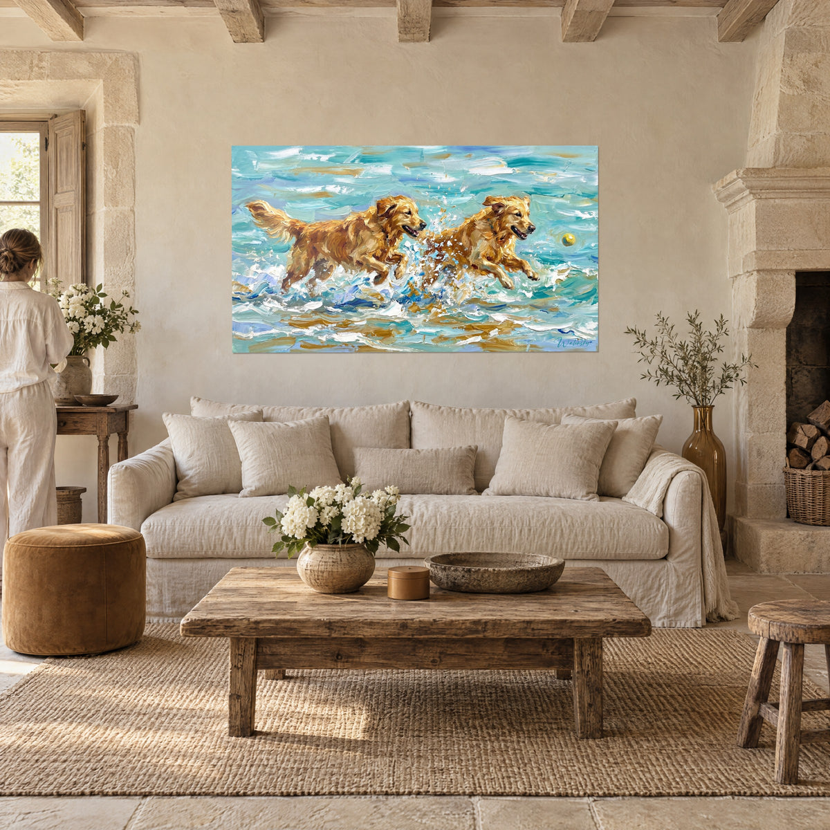 Tableau deux chiens dorés bondissant dans l'écume turquoise et blanche, personne de dos, au-dessus d'un canapé dans un salon lumineux