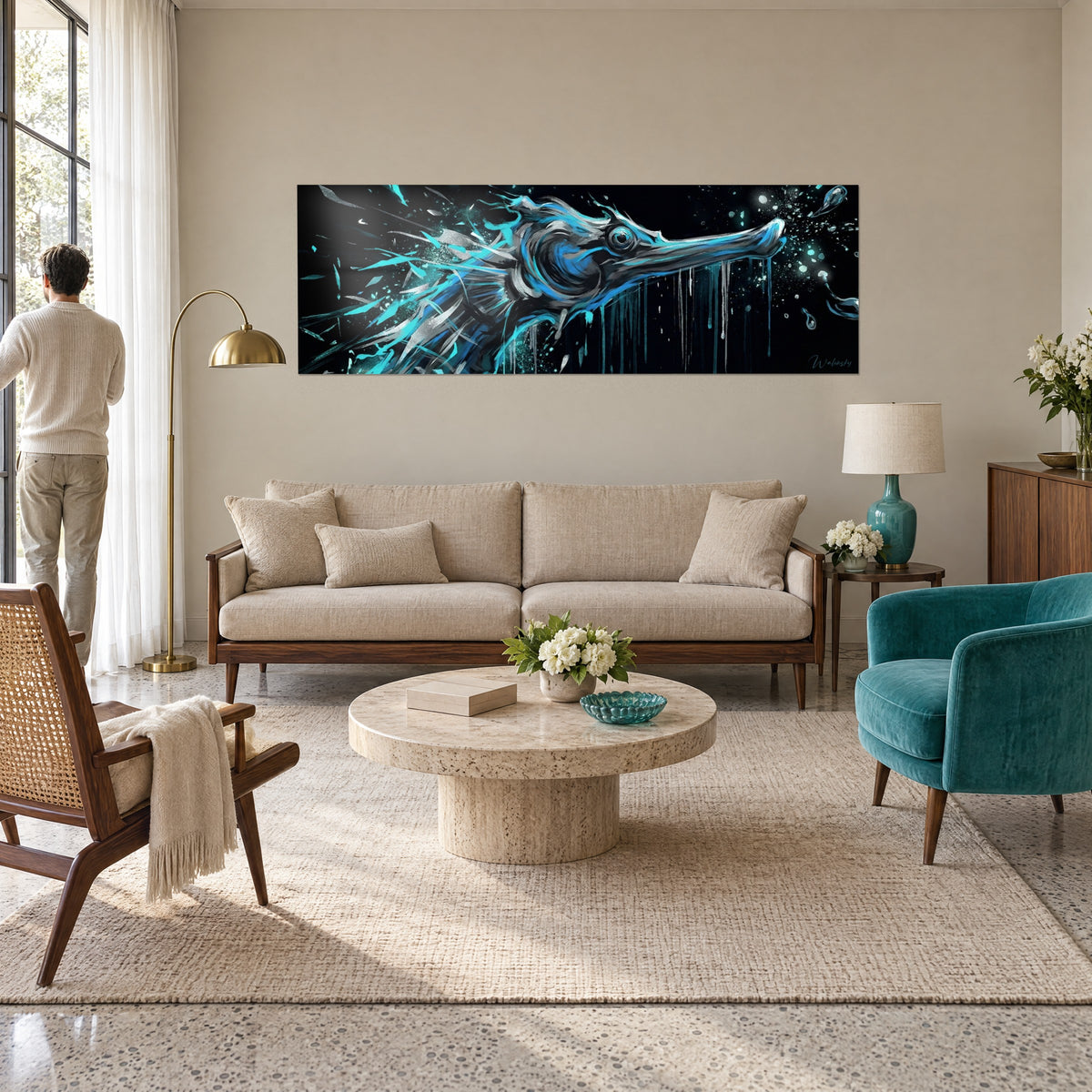 Schilderij turquoise zeepaardje met langgerekte snuit, zilveren spetters op zwarte achtergrond, boven een bank in een lichte woonkamer
