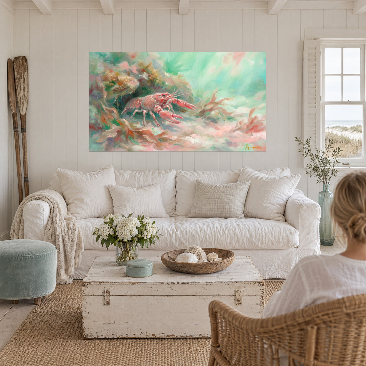 Gemälde Flusskrebs in Korallrosa mit großen Scheren auf meergrünem Grund, impressionistische Pinselstriche, über einem Sofa in einem hellen Wohnzimmer