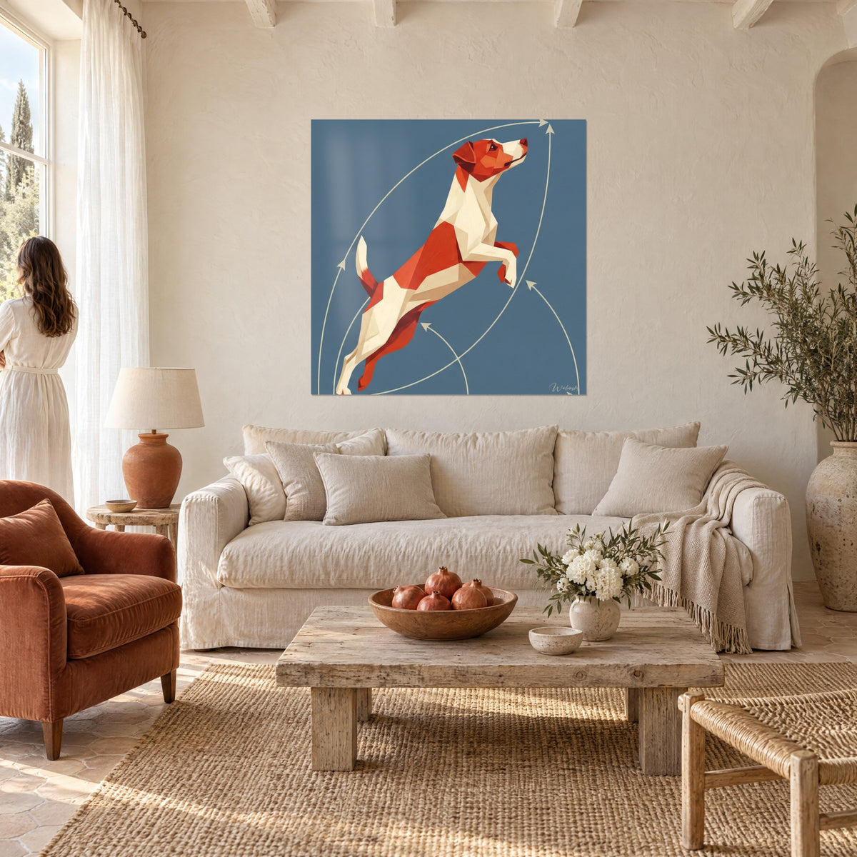 Πίνακας ενός αναπηδώντας Jack Russell Terrier σε όψεις κοραλί κόκκινου και κρεμ πάνω σε σκούρο μπλε πλακέ φόντο, πάνω από έναν καναπέ σε ένα φωτεινό σαλόνι