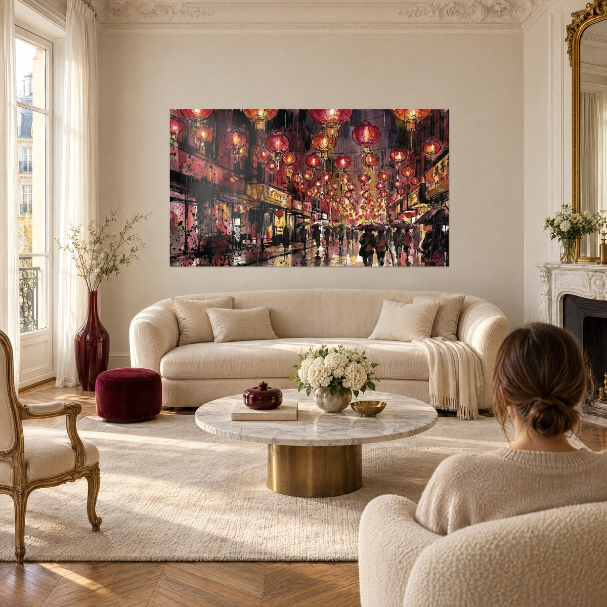 Gemälde Chinatown-Gasse im Regen, rote und goldocker Laternen, schwarze Regenschirme, über einem Sofa in einem hellen Wohnzimmer