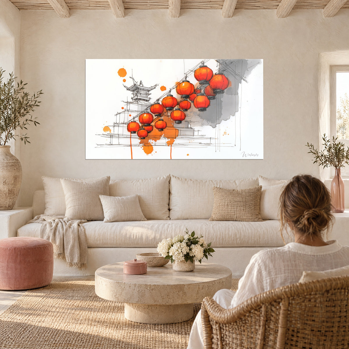 Quadro di lanterne cinesi rosso vermiglione appese a grappolo, pagoda disegnata a inchiostro nero e lavis grigio, sopra un divano in un soggiorno luminoso