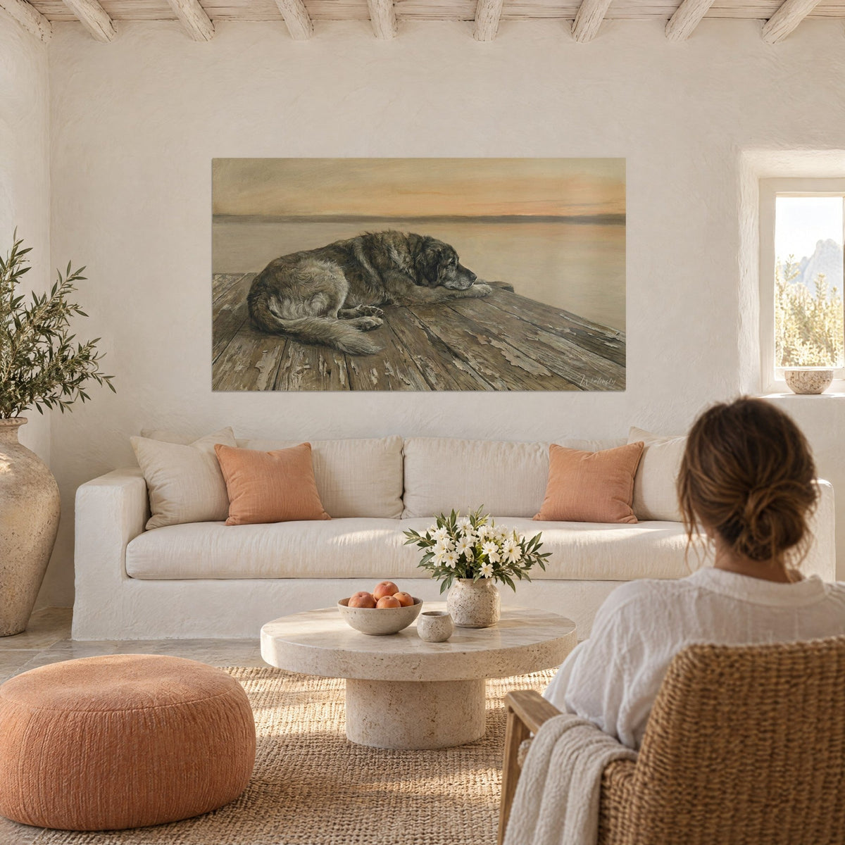 Schilderij Leonberger hond opgerold op een versleten steiger, bruine en grijze vacht, oranje lucht, boven een bank in een lichte woonkamer