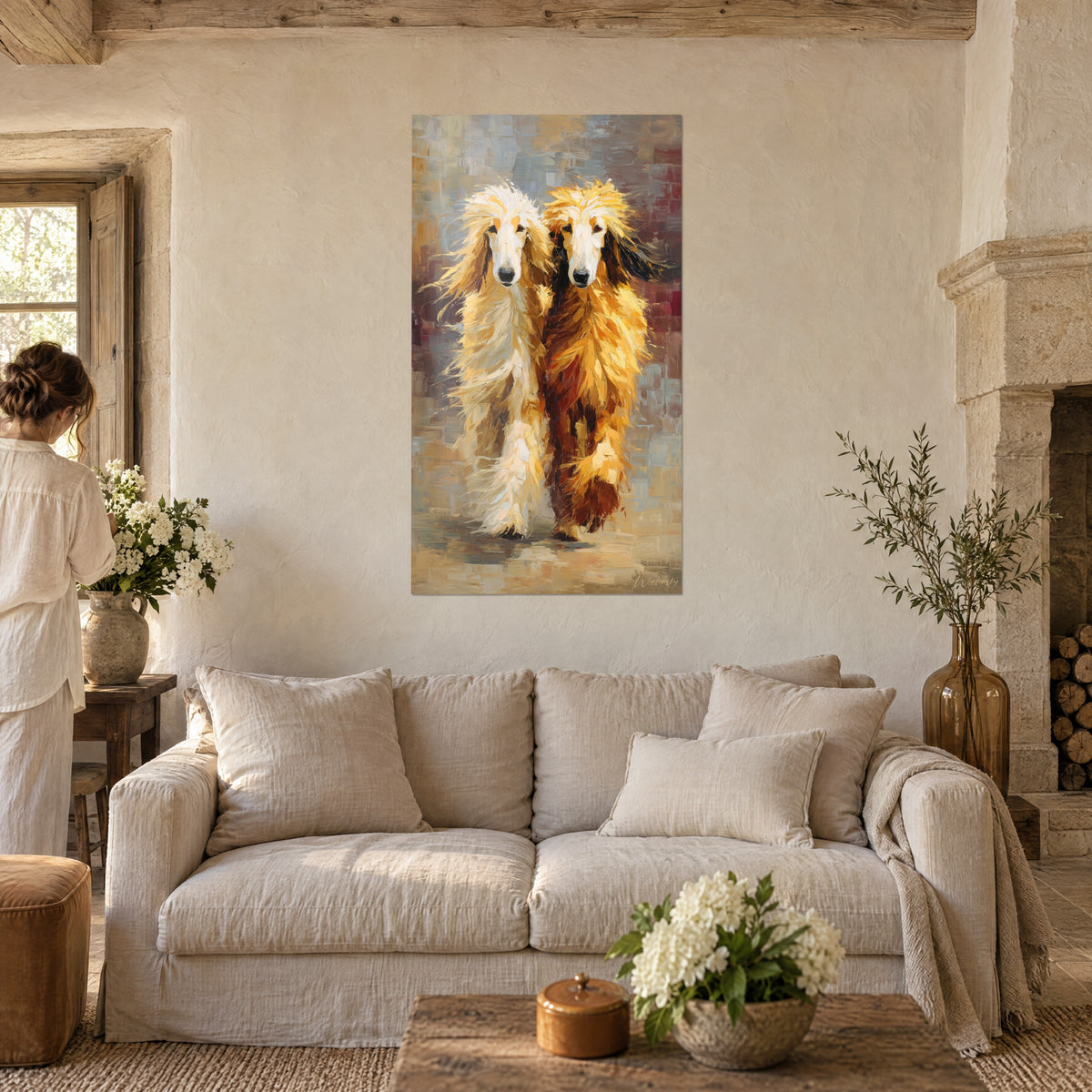 Quadro Levrieri afghani in crema e ocra, manto setoso reso a spatola, sopra un divano in un soggiorno luminoso